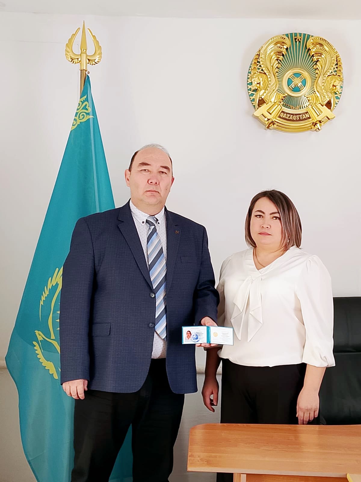 Избранному акиму Амангельдинского селського округа вручили удостоверение