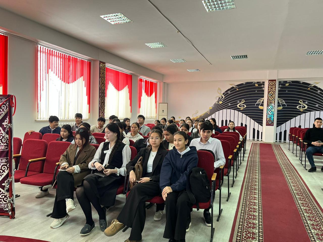 Дүниежүзілік сайлау күнін мерекелеу аясында Құрманғазы ауданының Б.Бегалиев, Еңбекші, С.Н. Имашев атындағы жалпы орта мектептерінде аумақтық сайлау комиссиясының мүшесі Д.Шахшаев, №175 учаскелік сайлау комиссиясының төрағасы С.Капуова, №193 учаскелік сайлау комиссиясының төрағасы У.Габдуллаеваның ұйымдастыруларымен 11 сынып оқушылармен «Жастар және сайлау құқығы» тақырыбында сынып сағаттары өткізілді. Жоғары сынып оқушыларына сайлаушының құқықтары мен міндеттері, саналы таңдаудың маңыздылығы және демократиялық қоғамдағы әрбір азаматтың рөлі туралы айтылды. Балалар сайлау комиссиясының мүшелері дайындаған викторина сұрақтарына қызығушылықпен және ынтамен жауап беріп, жақсы білімдерін, логикалық ойлауын және белсенді азаматтық ұстанымын көрсетті.