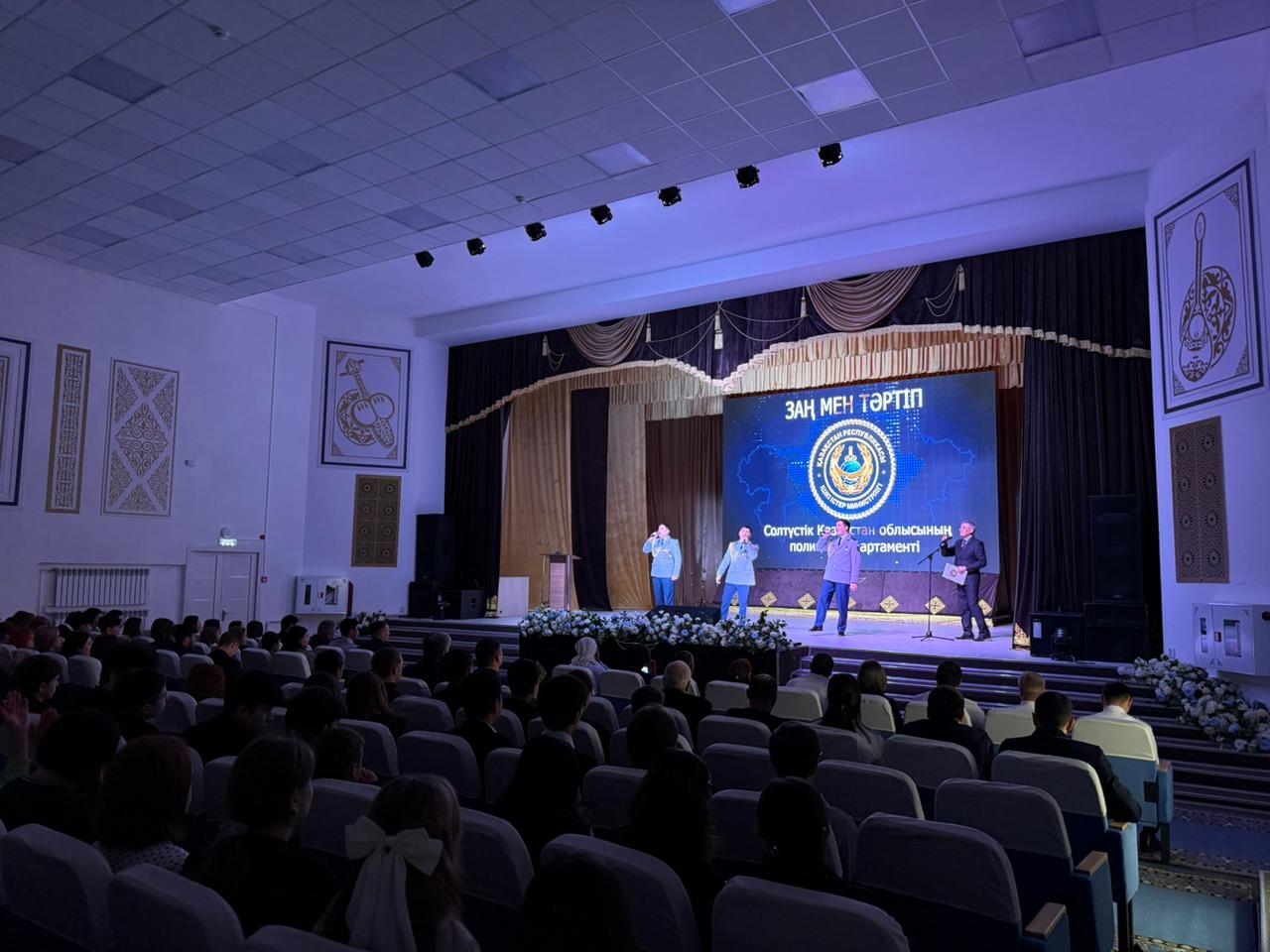 Рассказ героя и показательные поединки: в СКО полицейские встретились с сельской молодёжью