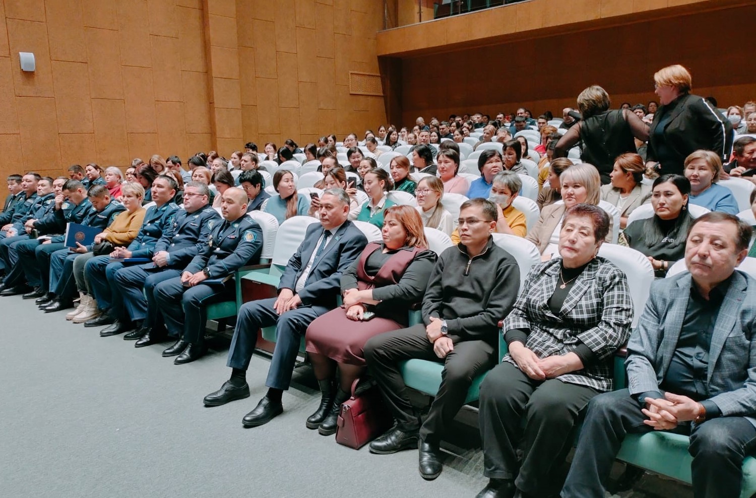 Сегодня, 2 февраля, в ЦДТ «Самғау» состоялась отчетная встреча начальника Управления полиции города Экибастуза Т.А. Кудайбергенова. В мероприятии принял участие председатель городского маслихата Н.К. Макраев.