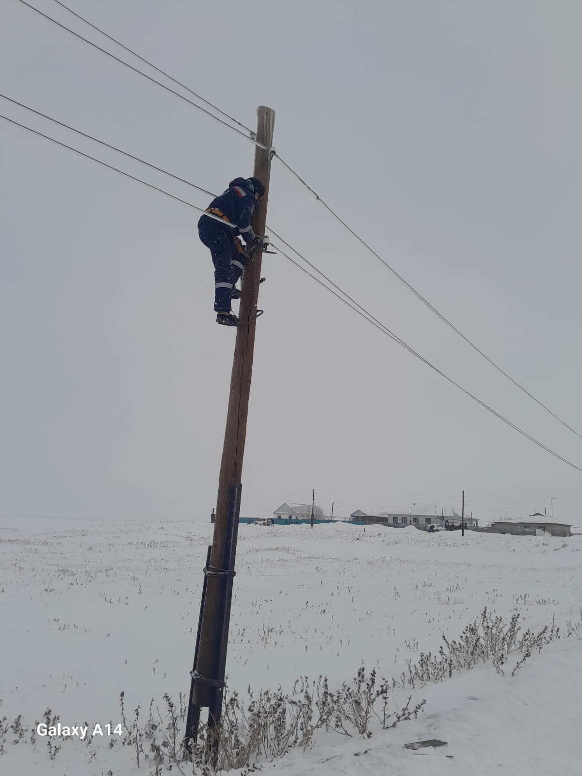 Көше жарықтандырылды