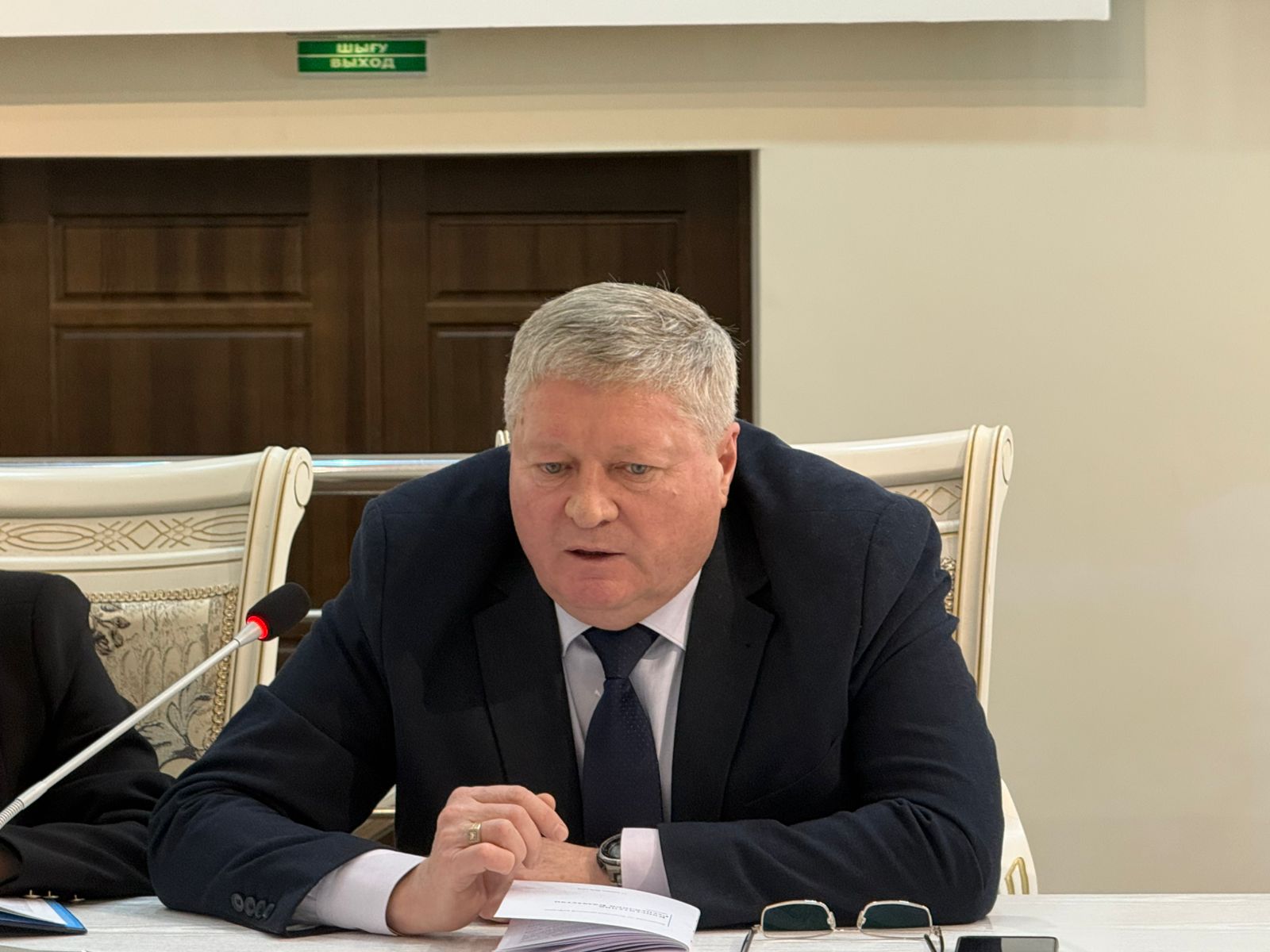 И.В. Тарасенко Қазақстан Республикасы Конституциясының жаңа редакциясының жобасын талқылау бойынша кездесуге қатысты