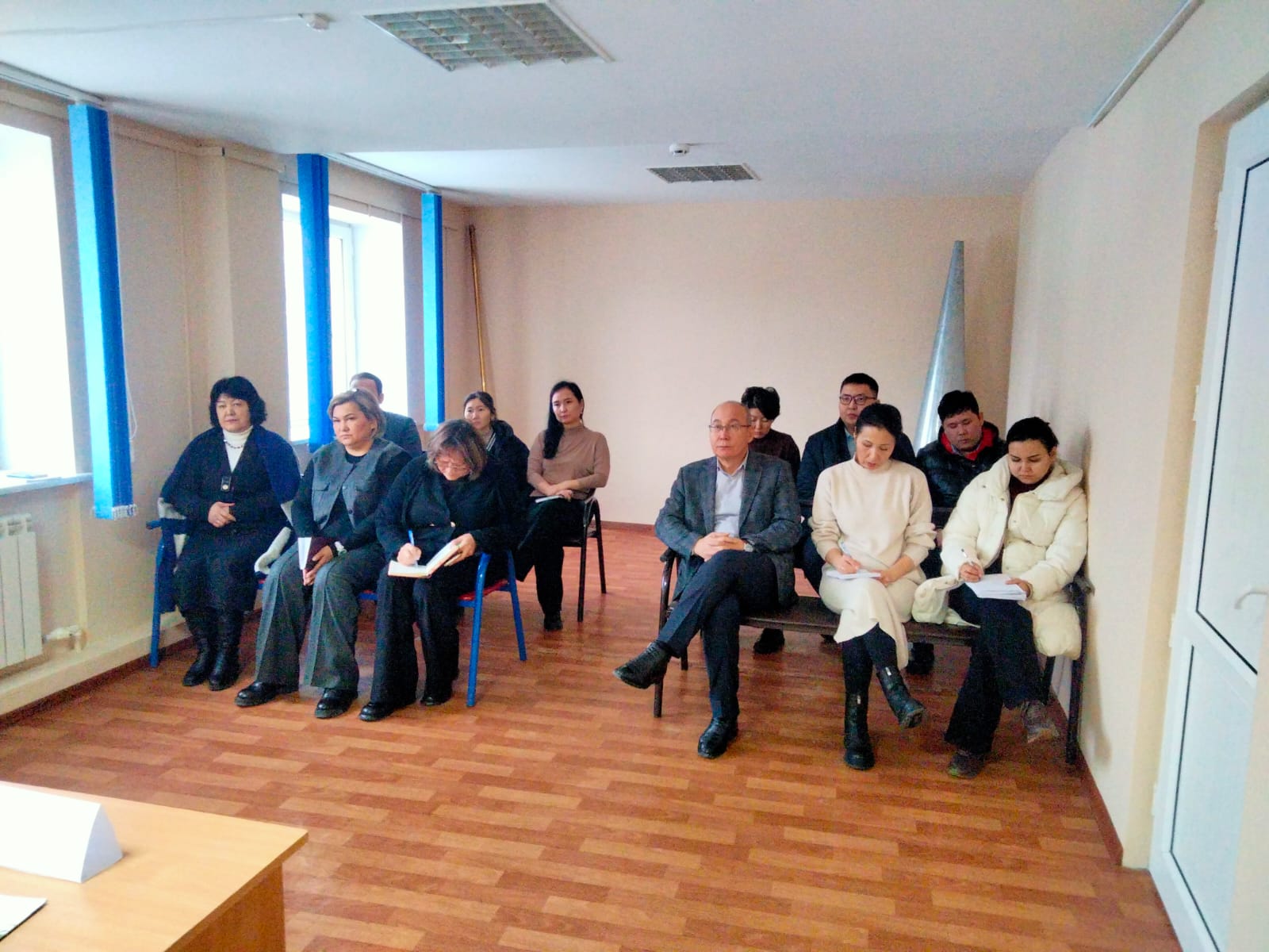 ҚР ДСМ Медициналық және фармацевтикалық қызметті бақылау комитетінің Ақтөбе облысы бойынша департаментінің 2026 жылға дөңгелек үстелді ұйымдастыру жөніндегі іс – шаралар жоспарына, департаментінің  Әдеп жөніндегі уәкілдің 2026 жылға арналған үлгілік жұмыс жоспарына  сәйкес, Тақырыбы  «Декларация толтыру кезінде туындаған сұрақтар» бойынша, Мемлекеттік қызметшілерге жеке тұлғалардың декларациясын (кірістері мен мүлкі туралы декларация) тапсыру мәселелері бойынша консультациялық көмек көрсету мақсатында  Ақтөбе қаласы бойынша Мемлекеттік   кірістер Басқармасының бас маманы Лейла Нурлановна Камалованың қатысуымен  ағымдағы жылдың 2 – ші ақпан күні департаментте кездесу өткізілді. Кездесу кезінде Қазақстан Республикасының салық кодексі  422-423 баптары «Активтер мен міндеттемелер туралы декларация»  түсіндірілді, мамандармен қойылған сұрақтарға толықтау жауап берілді.