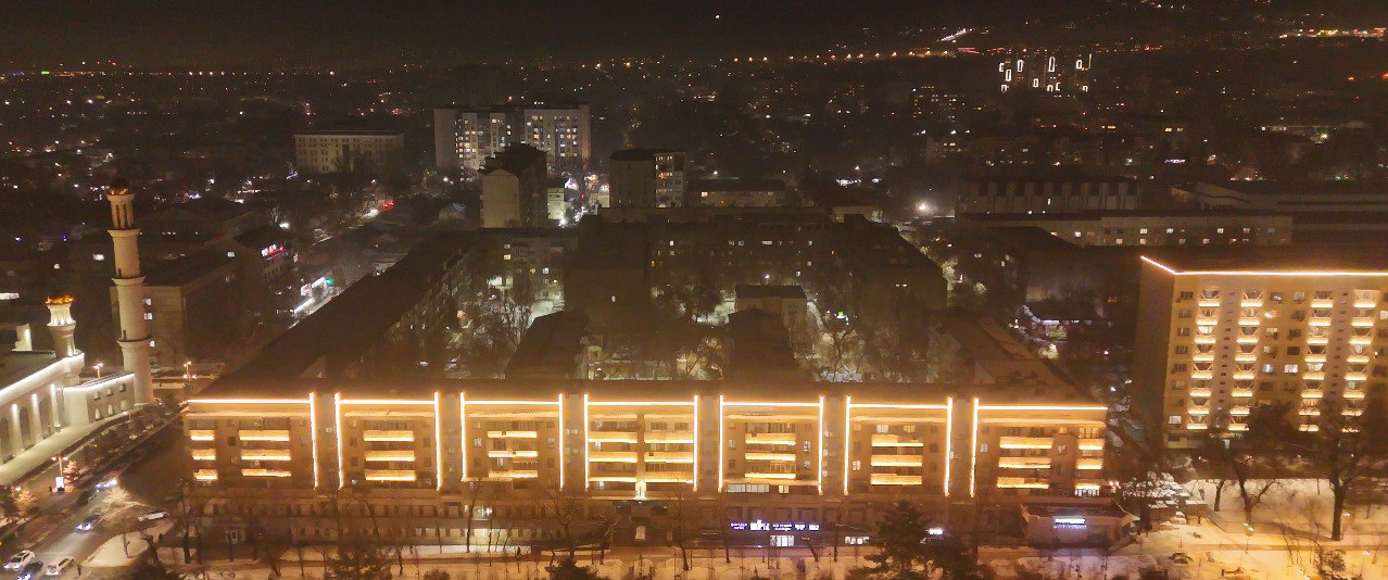 В Медеуском районе завершены работы по освещению фасадов жилых домов