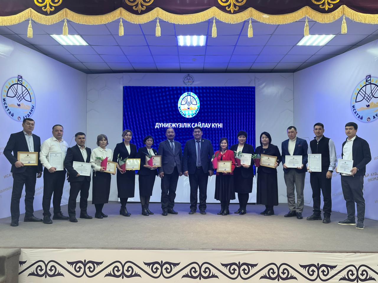 Дүниежүзілік сайлау күні сайлау саласында еңбек етіп жүрген азаматтарды мерекемен құттықтап, сайлау жүйесін дамытуға қосқан үлестері үшін алғыс хаттармен марапаттады.