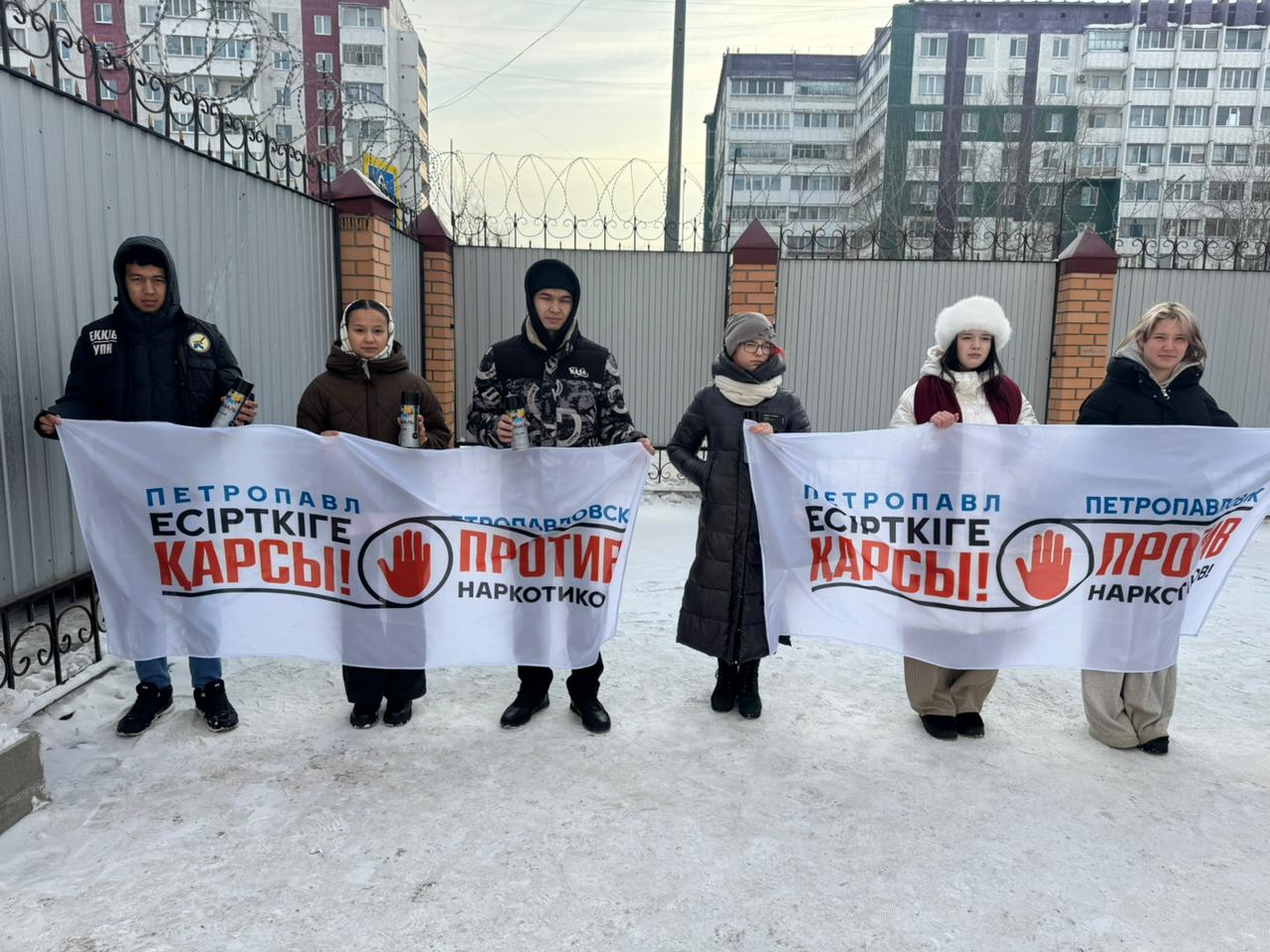 В СКО полицейские и добровольцы закрасили 15 наркограффити