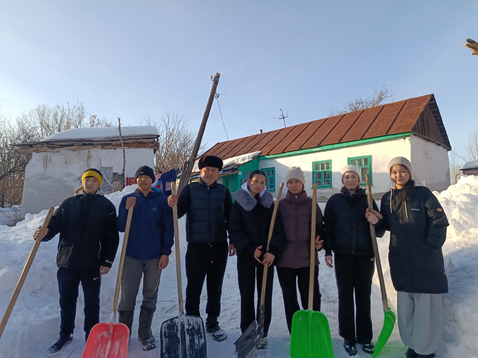 Мектептегі АӘД пәнінің мұғалімі 10-сынып оқушыларымен бірге ауылымыздың қарттарына көмек көрсетіп оқушылар қарттардың үйлерінің маңындағы жолдарды кеңейтіп, қар күреп баталарын алды. Бұл игі іс үлкендерге үлкен қуаныш сыйлап, оқушыларды еңбекке, адамгершілікке тәрбиелеуге үлес қосты. Осындай шаралар жас ұрпақты мейірімділікке, жауапкершілікке баулиды.