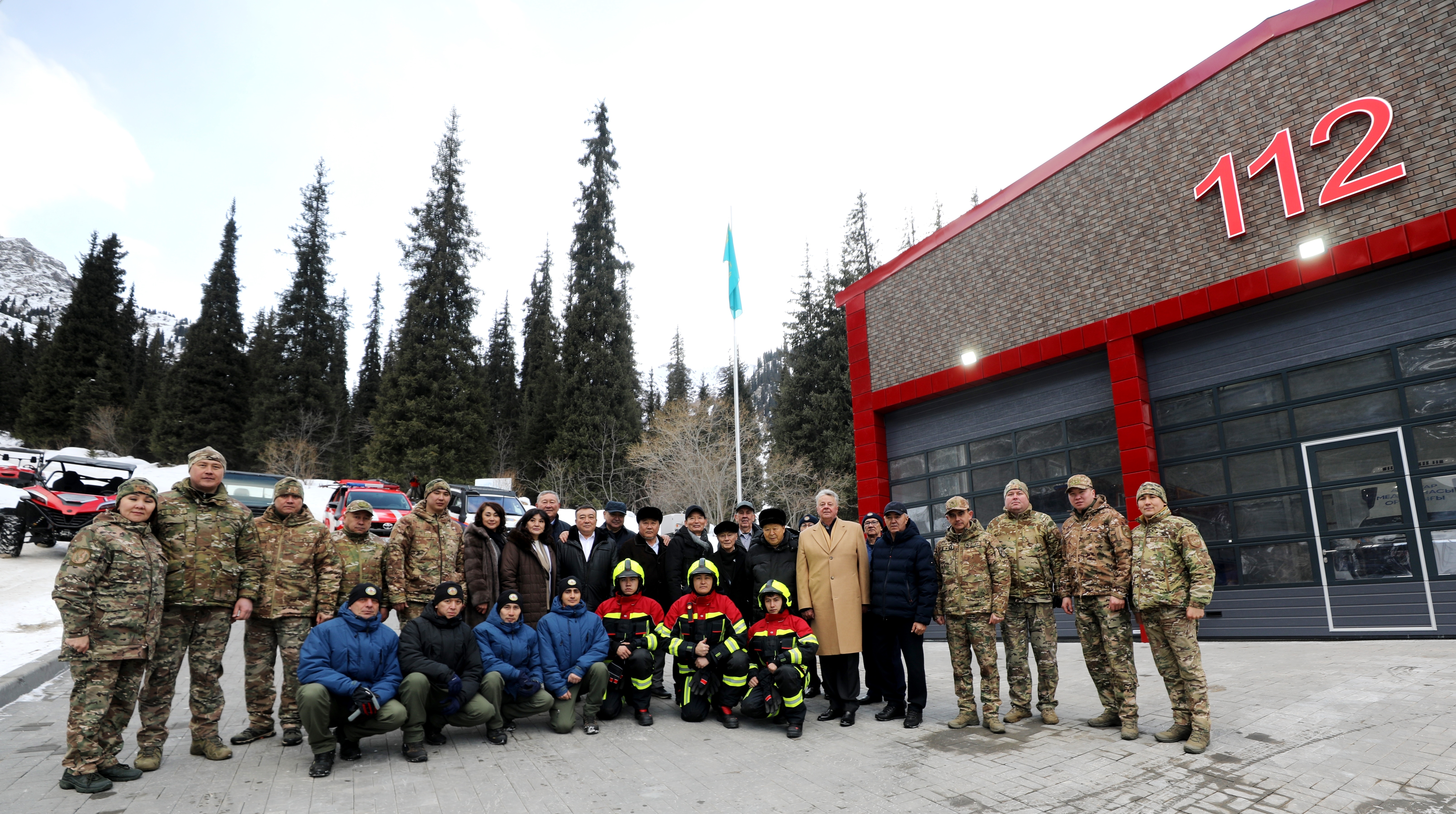 Связь поколений на высоте 2 320 метров: ветераны МЧС посетили УСП-23 у Шымбулака