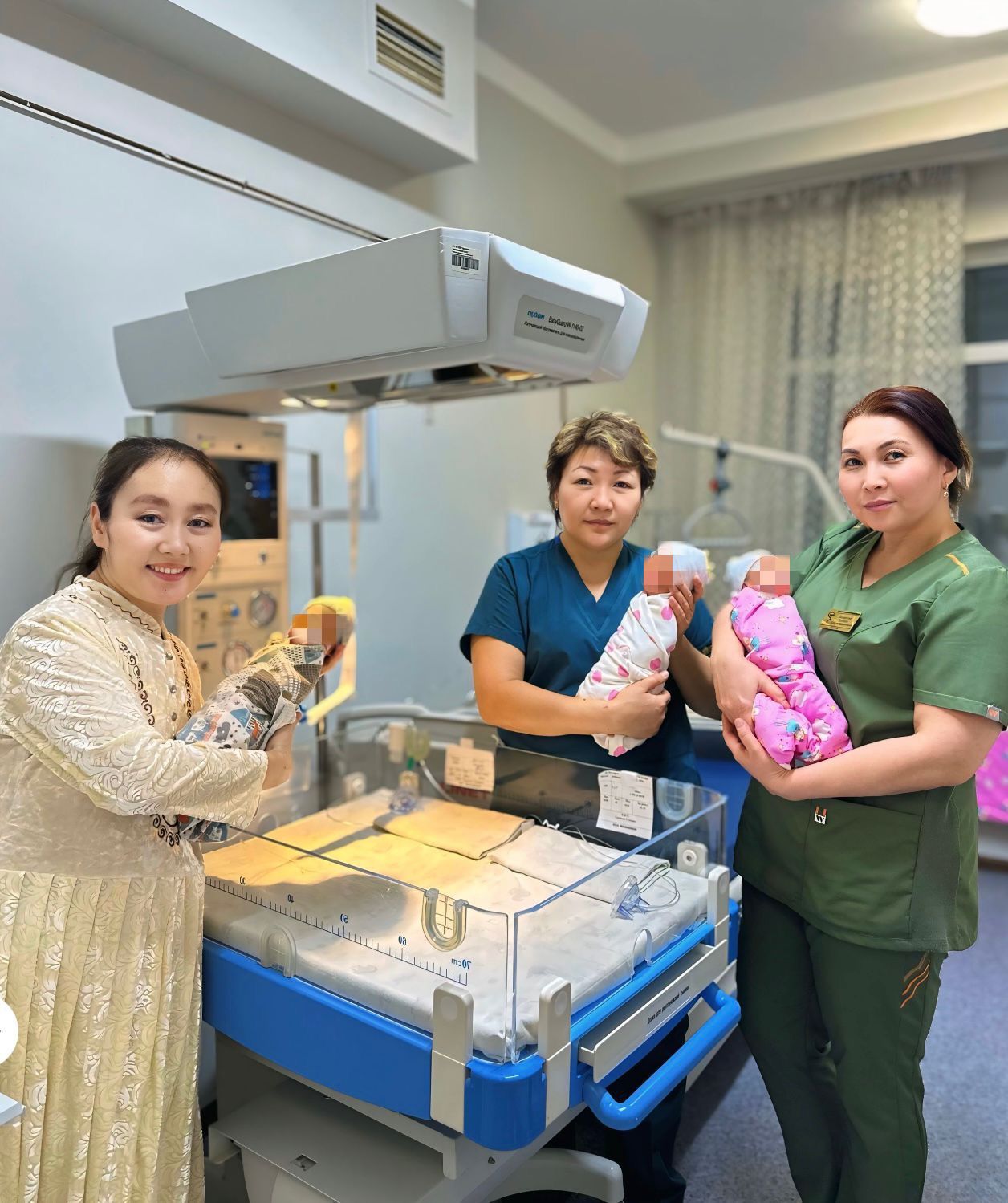 В Алматы 39-летняя женщина родила тройню и сразу стала многодетной мамой