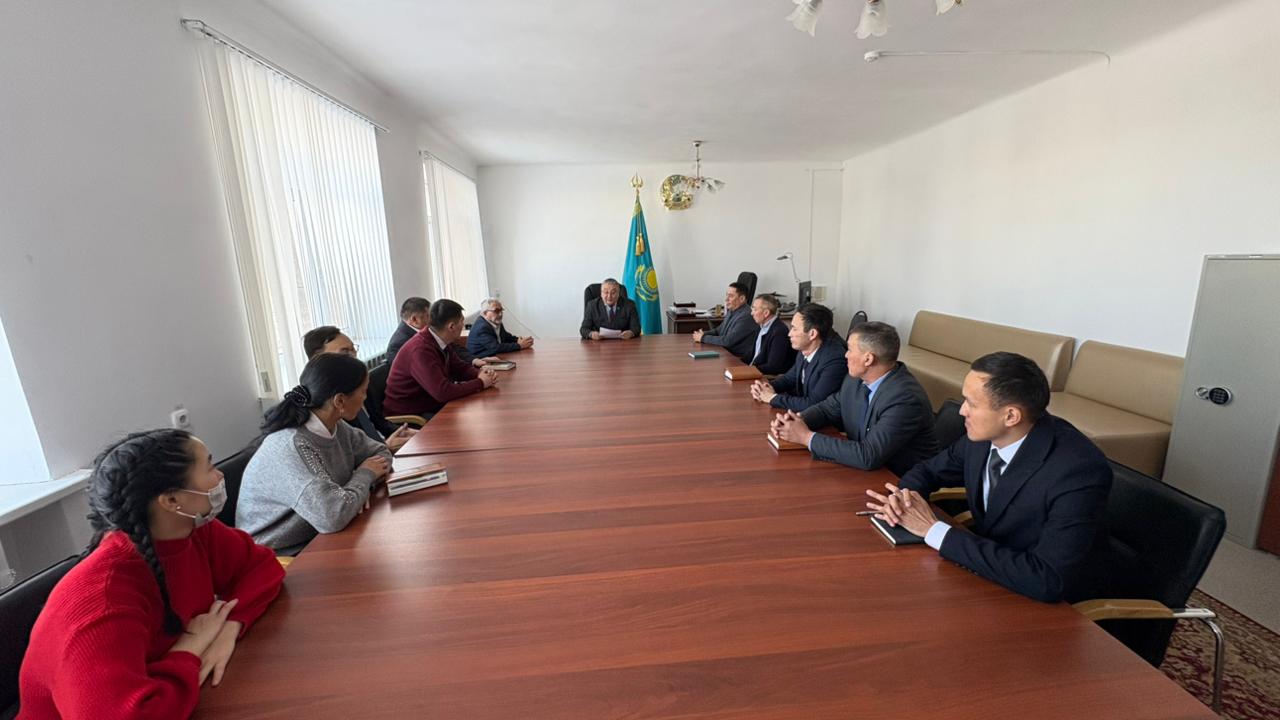 Ақтоғай ауданында жаңа Конституция жобасына байланысты маслихат және аудан әкімдігінің ұжымдарының қатысуымен кездесу өткізіліп, жобаға енгізілген өзгерістер туралы айтылды. Кездесу барысында жекелеген азаматтар өз пікірлерін білдіріп, ойларын ортаға салды.