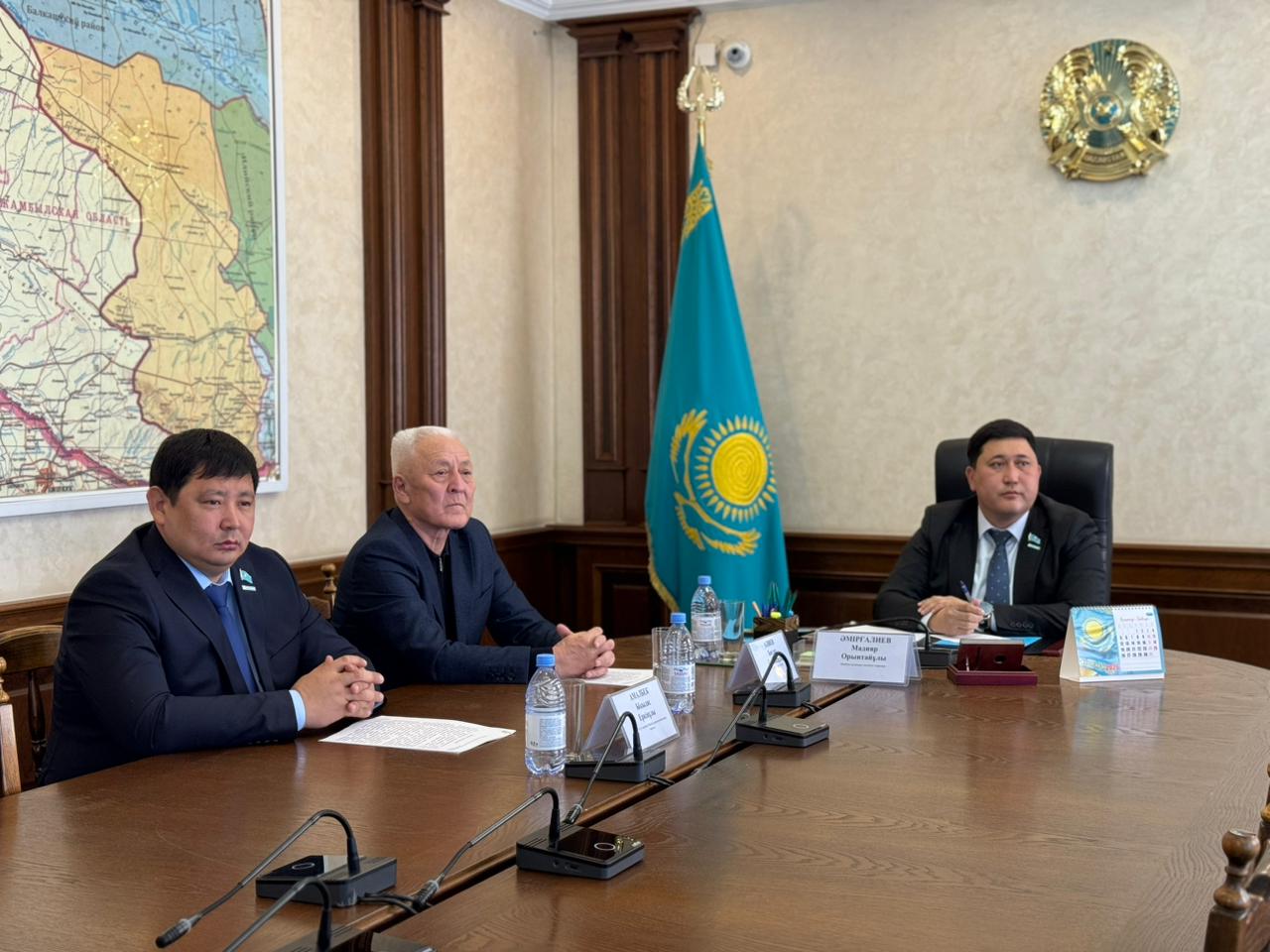 Қазақстан Республикасының жаңа Конституциясы жобасын таныстыру және оның негізгі ережелерін түсіндіру мақсатында Алматы облыстық мәслихат төрағасы Қ. С. Байғоджаевтың төрағалығымен Policom платформасы арқылы талқылау жиыны өтті.