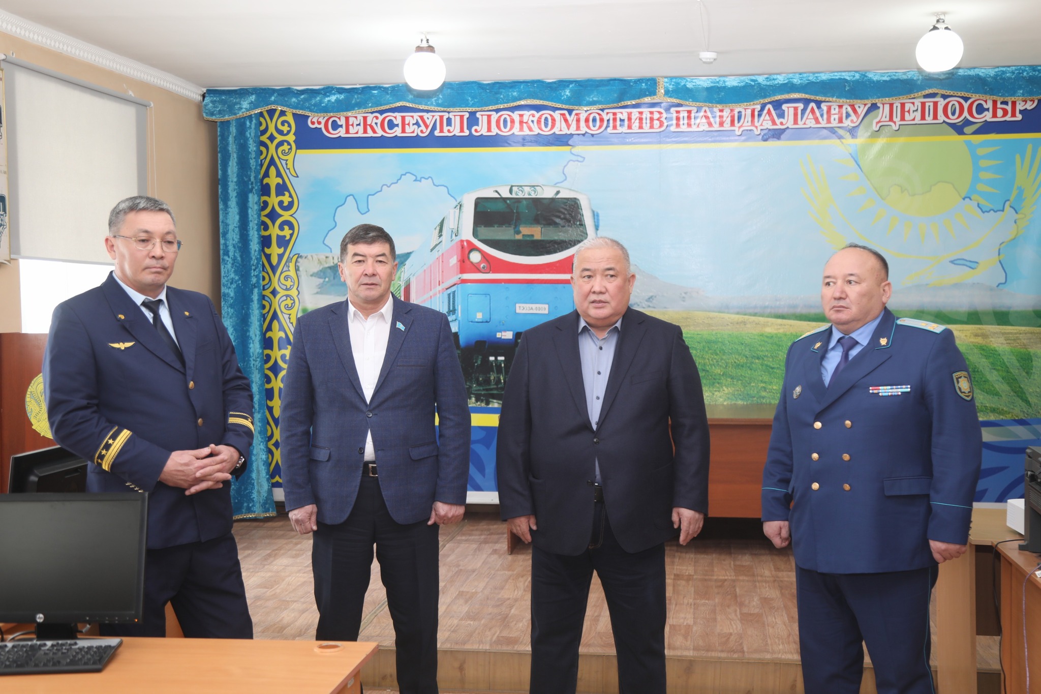 Аудан әкімі Сексеуіл кентіндегі теміржолшылармен кездесті