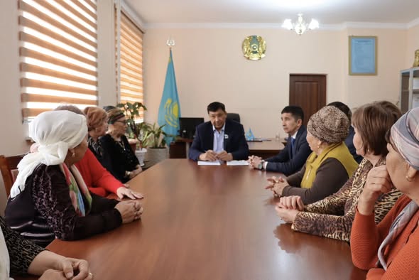 МӘСЛИХАТ ТӨРАҒАСЫ ТҰРҒЫНДАРДЫ ЖЕКЕ ҚАБЫЛДАДЫ