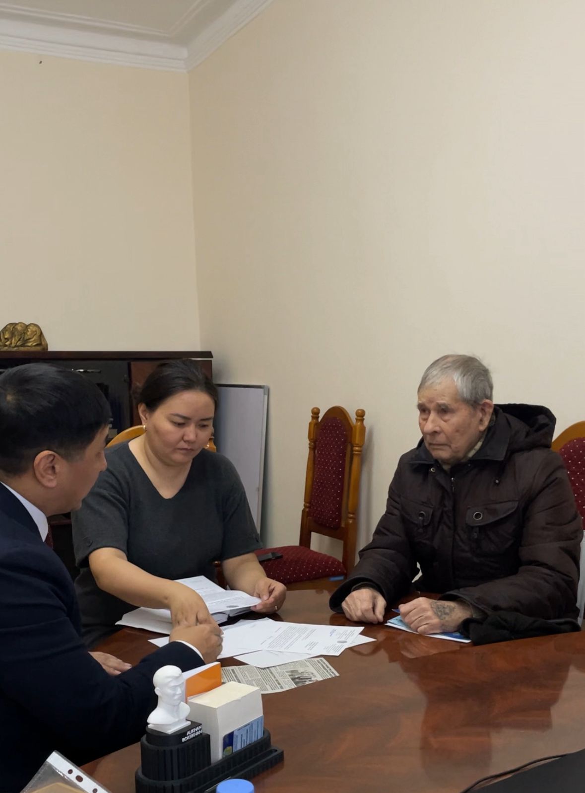 Мәслихатқа қала тұрғыны ауланы абаттандыру және тұрғын үй маңындағы жолды&nbsp; жөндеу мәселелері бойынша жүгінді