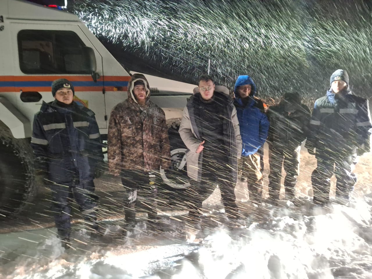 Спасатели пришли на помощь оставшимся в снежных заносах