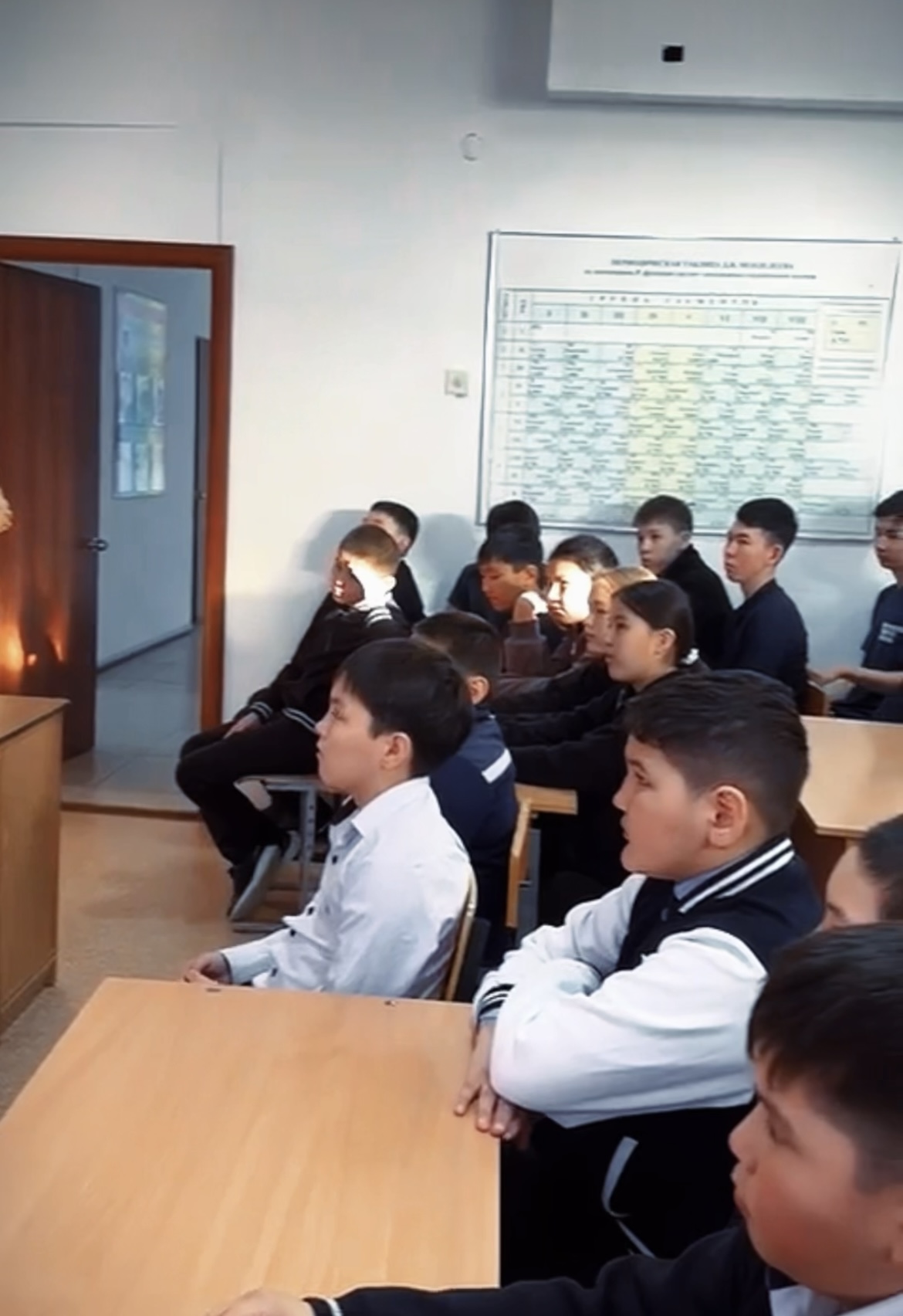 2026 жылдың 3 ақпанында Ұзынкөл ауданы ПБ учаскелік полиция инспекторы, полиция майоры Несин Денис Викторович «Обаған жалпы білім беретін мектебі» КММ-де 5–11-сынып білім алушылары мен мектеп мұғалімдері арасында «Терроризм актісі туралы жалған хабар бергені үшін жауапкершілік туралы», «Терроризм актісінің туындау қаупі кезінде алғашқы іс-қимылдар» тақырыптарында дәрістер өткізді. Іс-шараға 50 оқушы қатысты. #заңментәртіп