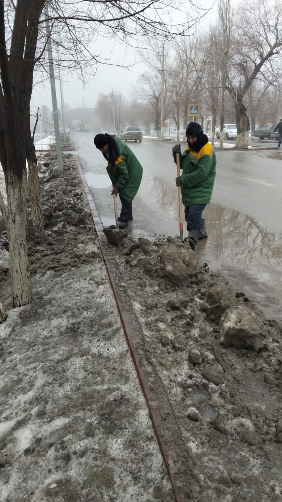Жол жиектерін қардан тазарту жұмыстары жүргізілуде