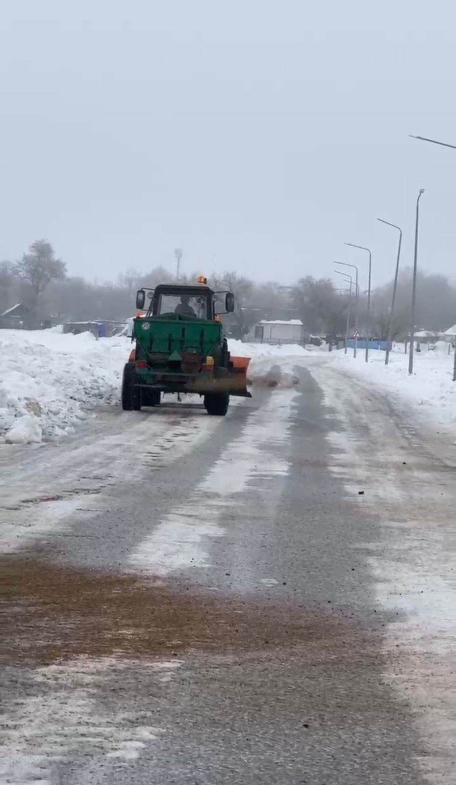 Алға-Есет батыр автомобиль жолдарына тұз араласқан құм себілді