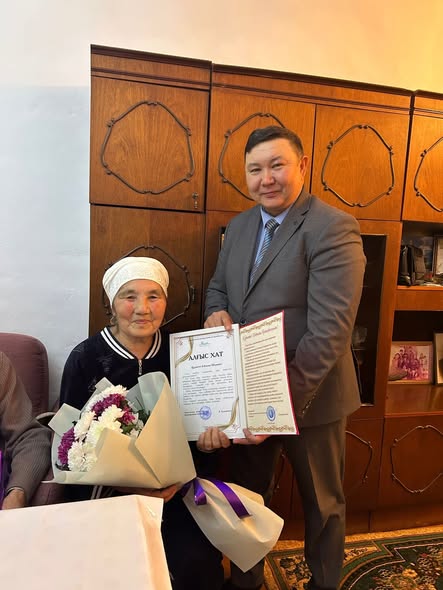 Ардагер ұстазды құттықтау