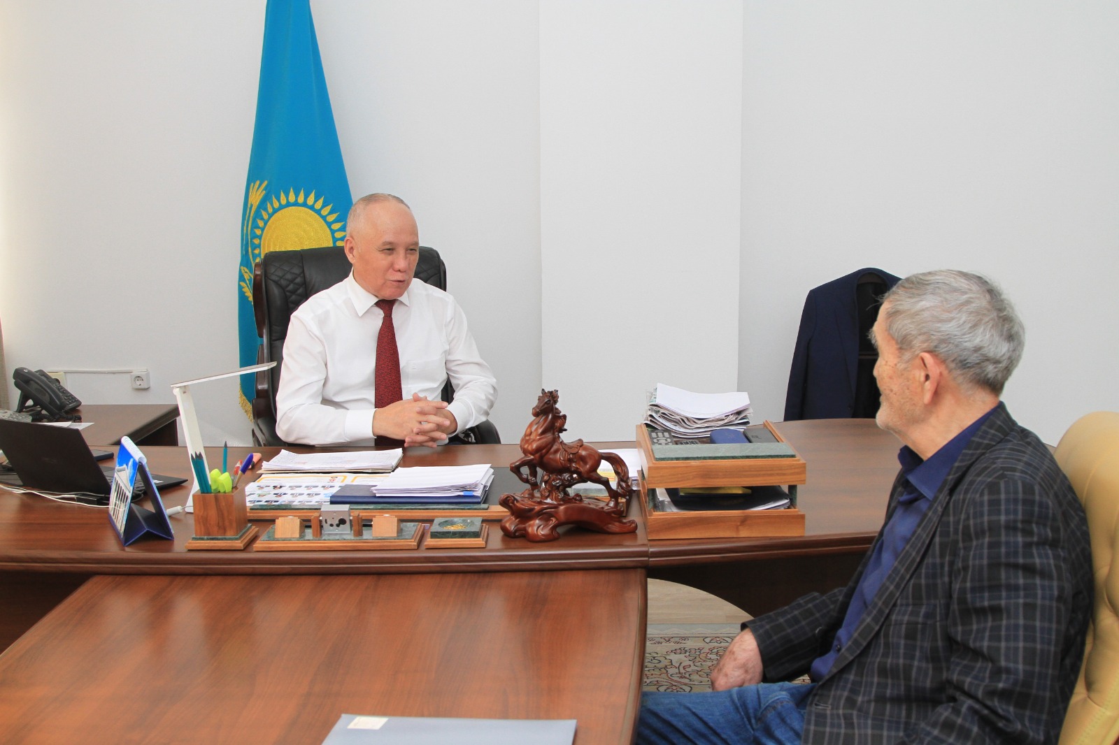 Қызылорда қалалық мәслихатының төрағасы И.Құттықожаев жоспарға сәйкес жеке қабылдауын өткізіп, тұрғындардың өтініштерін тыңдады.