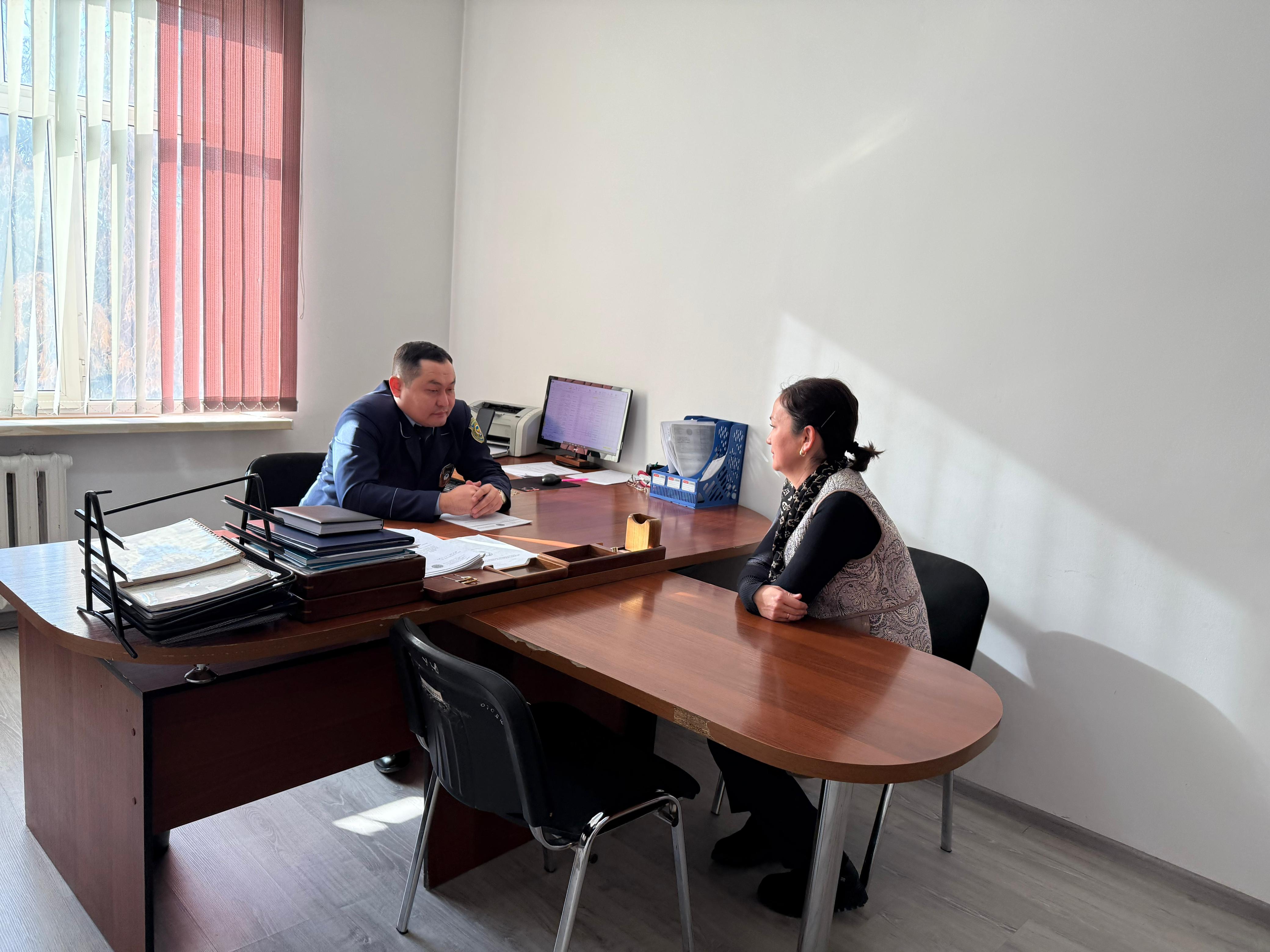 «Шу ауданаралық мәжбүрлеп орындату аумақтық бөлімінің» аға сот орындаушысы Кенбаев Ернар Еркинович   Шу ауданы Алға ауылының тұрғындарына жеке қабылдау  өткізді.