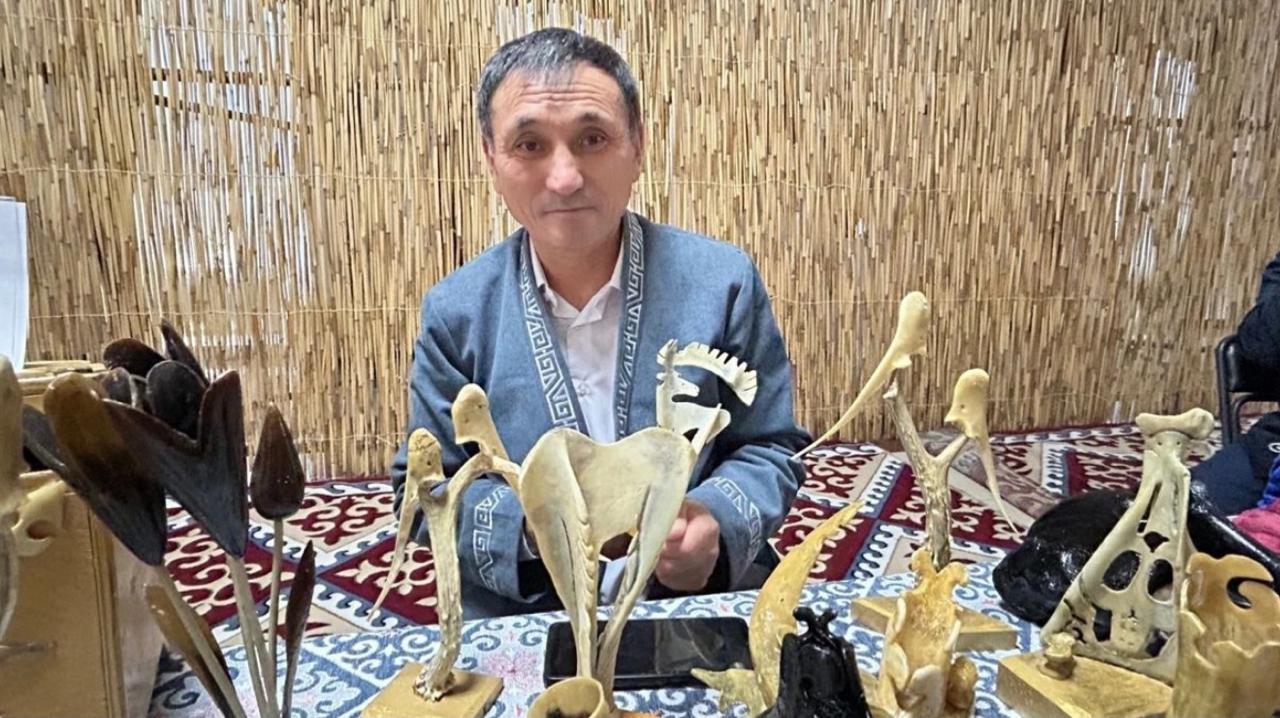 В Актюбинской области школьный учитель изготавливает сувениры из костей и обучает учеников национальному ремеслу