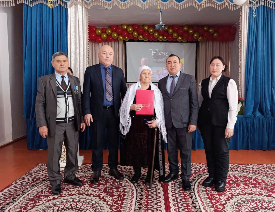 Ардагер ұстаз, үлгілі, өнегелі, ұрпаққа тәлім-тәрбие беріп, Түймебай Әшімбаев атындағы орта мектебінде ұстаздық қызметін адал атқарып, көпке үлгі болып жүрген Қарабаева Тұрар Қарабайқызының 85 жас мерейтойына орай, "Ұстаз, еңбегіңізге рахмет!" атты тақырыбында Тұрар Қарабайқызымен тәрбиелік мәні зор кездесу кеші өткізілді.