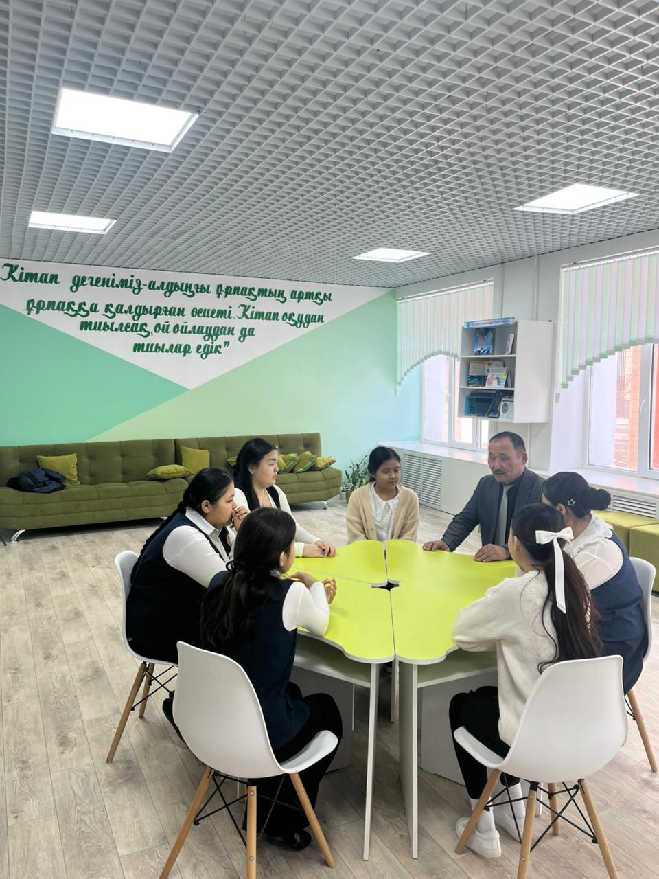 Дүниежүзілік сайлау күніне орай Исатай аудандық аумақтық сайлау комиссиясының төрағасы Қабыл Рамазанұлы Жұмабай Мырзағалиев атындағы орта мектептің болашақ сайлаушыларымен дөңгелек үстел форматында кездесу өткізді.