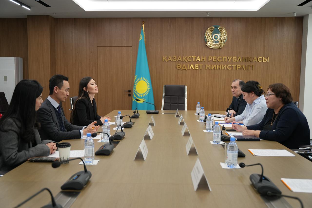 ҚР Әділет министрлігі Халықаралық құқық департаментінің Директоры Айша Айтқалиева Гонконг саудасын дамыту кеңсесінің аймақтық директоры – Крис Ломен кездесті