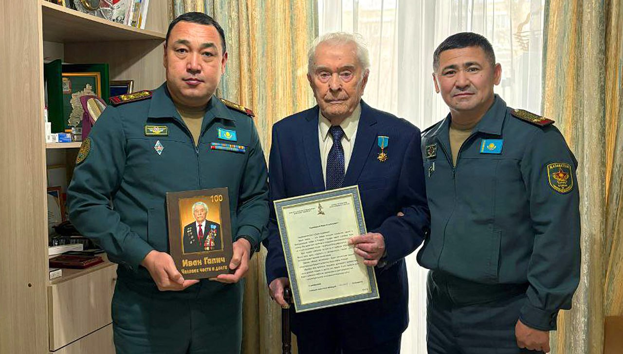 Военнослужащие ЗКО поздравили ветерана войны Ивана Гапича со 103-летием