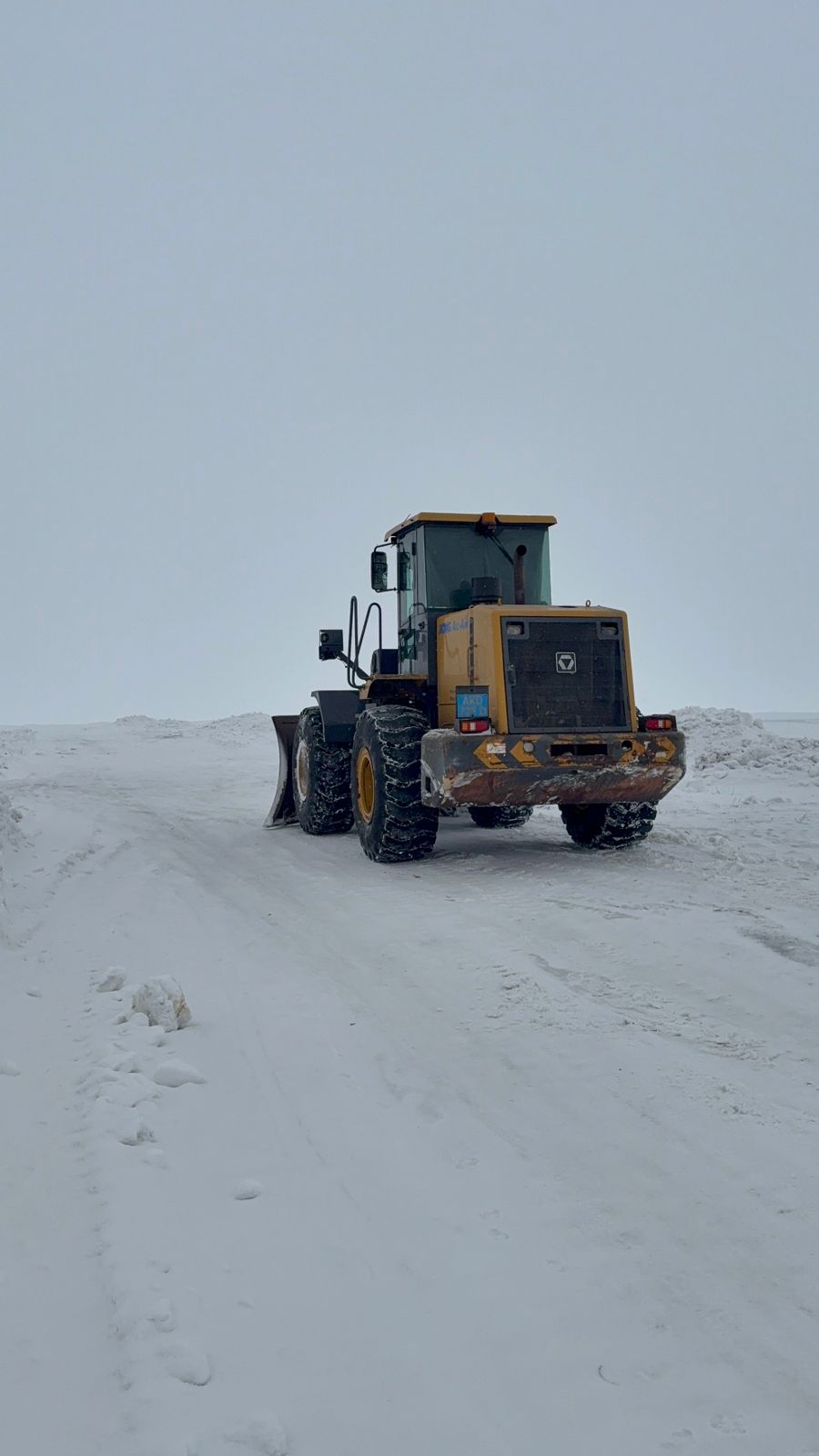 Үшқұдық ауылында қар тазалау және жолдарға топырақ шашу жұмыстары жүргізілді.