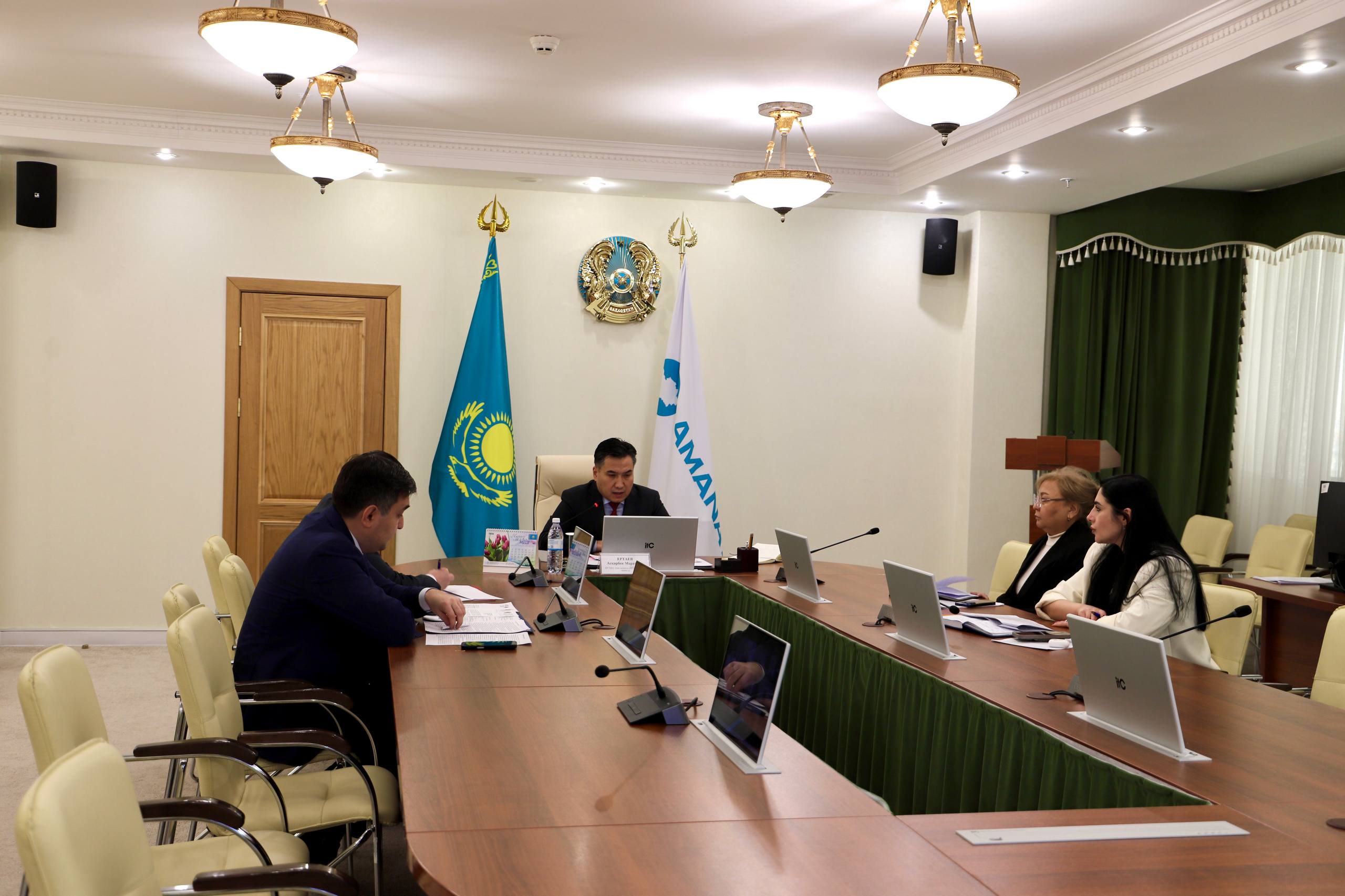 А. Ертаев «Аманат» партиясының қоғамдық қабылдауында азаматтарды қабылдады