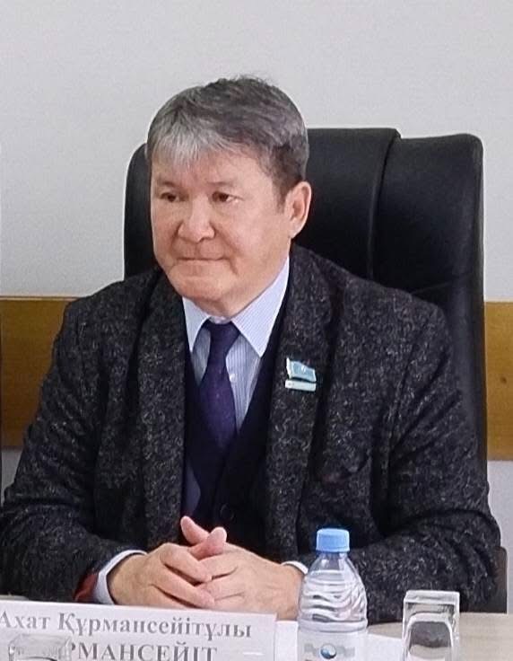 ОҢ СИПАТТЫ ШЕШІМДЕР ҚАБЫЛДАНДЫ  Ұлытау аудандық мәслихатының төрағасы Ахат Құрмансейітовтің тізгін ұстауымен онлайн-режимде өткен өкілді органның кезектен тыс XLIII сессиясына аудан әкімінің орынбасары Алмаз Қайырбек қатысты. Депутаттар мен мемлекеттік мекемелер басшыларының басым дені, сондай-ақ, кенттер мен ауылдық округтер әкімдері байланысқа ZOOM-платформасы арқылы қосылды.  Сессияның күн тәртібіне екі мәселе енгізіліп, қарастырылды. Олардың алғашқысы «Ұлытау аудандық мәслихатының 2024 жылғы 5 наурыздағы «Ұлытау ауданы бойынша бөлшек салықтың арнаулы салық режимін қолдану кезінде салық мөлшерлемесінің мөлшерін төмендету туралы» №108 шешімінің күші жойылды деп тану туралы» (хабарламашы – Ұлытау ауданының кәсіпкерлік және өнеркәсіп бөлімінің басшысы Гүлнар Ауғанова) болса, екіншісі «Ұлытау аудандық мәслихатының 2025 жылғы 29 қыркүйектегі XXXV сессиясының «Ұлытау ауданының учаскелік сайлау комиссияларының мүшелерін сайлау туралы» №221 шешіміне өзгерістер енгізу туралы» (хабарламашы – Ұлытау аудандық аумақтық сайлау комиссиясының төрағасы Мақсұт Ахметов) мәселе болды. Мандат иелері аталған мәселелерді толыққанды зерделеген соң, оларға қатысты сессияның оң сипатты шешімдері қабылданды.