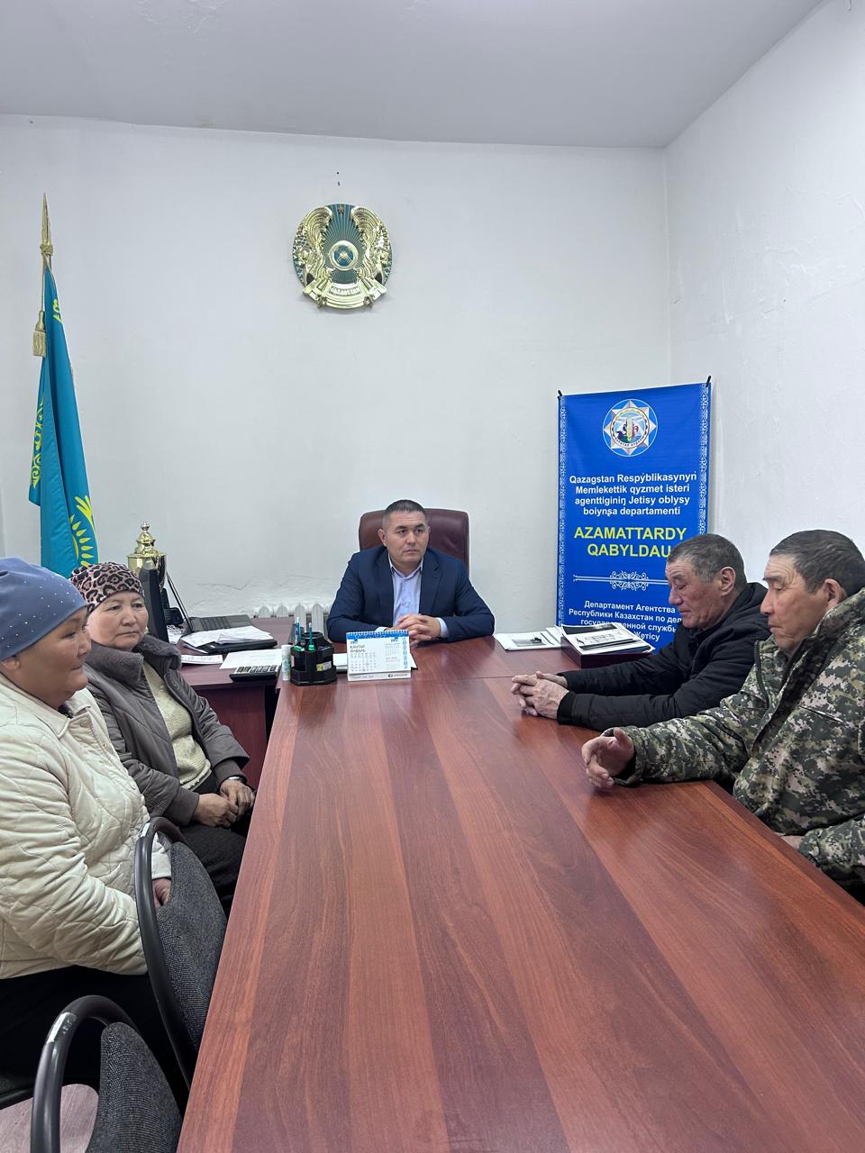 Округ әкімі азаматтарды жеке мәселелері бойынша қабылдады