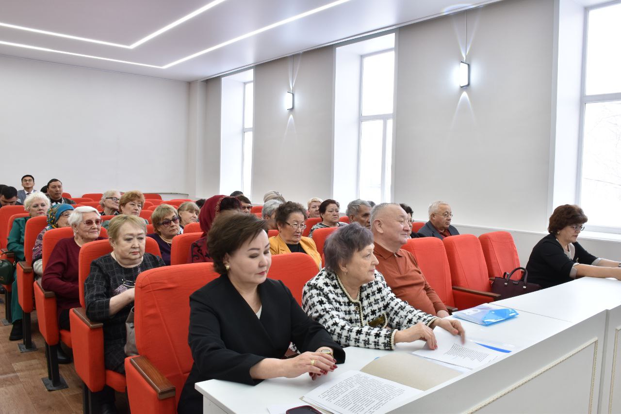 В зале заседаний районного акимата состоялась конференция.