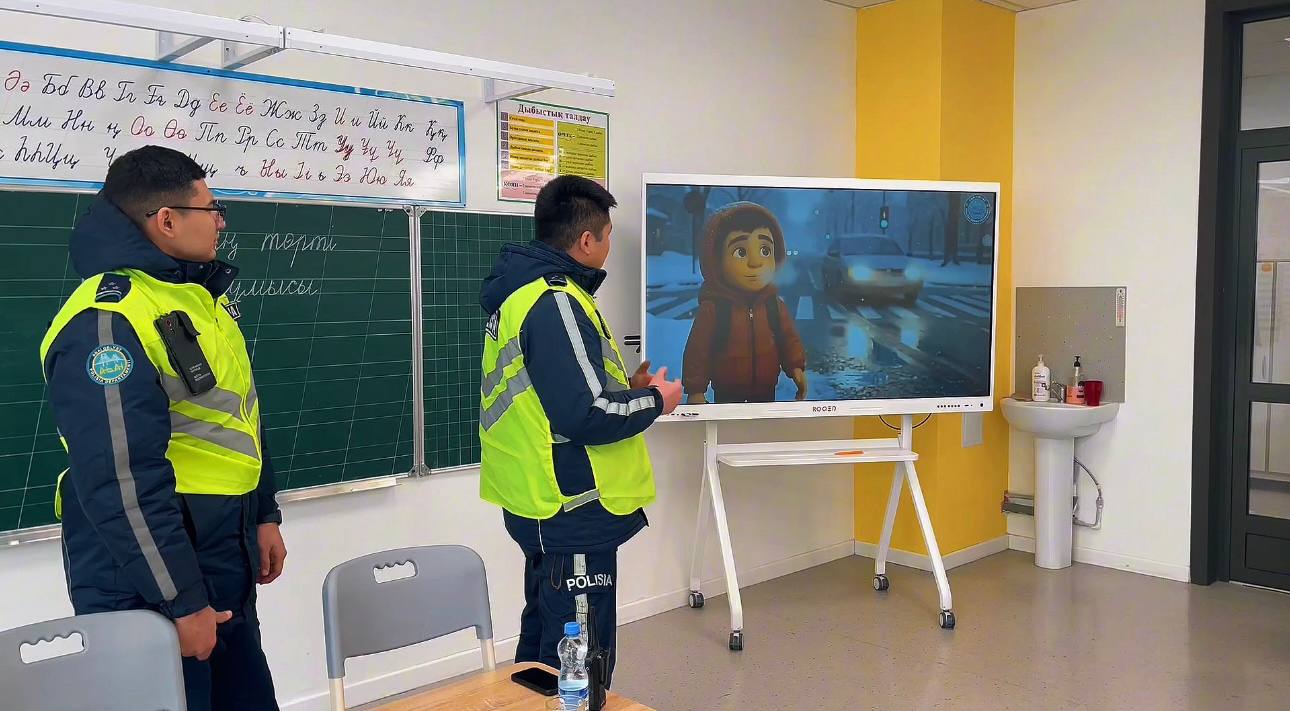 Қауіпсіз жол – жарқын болашақтың кепілі: Абай облысында бастауыш сыныптарға қауіпсіздік сабағы өткізілді