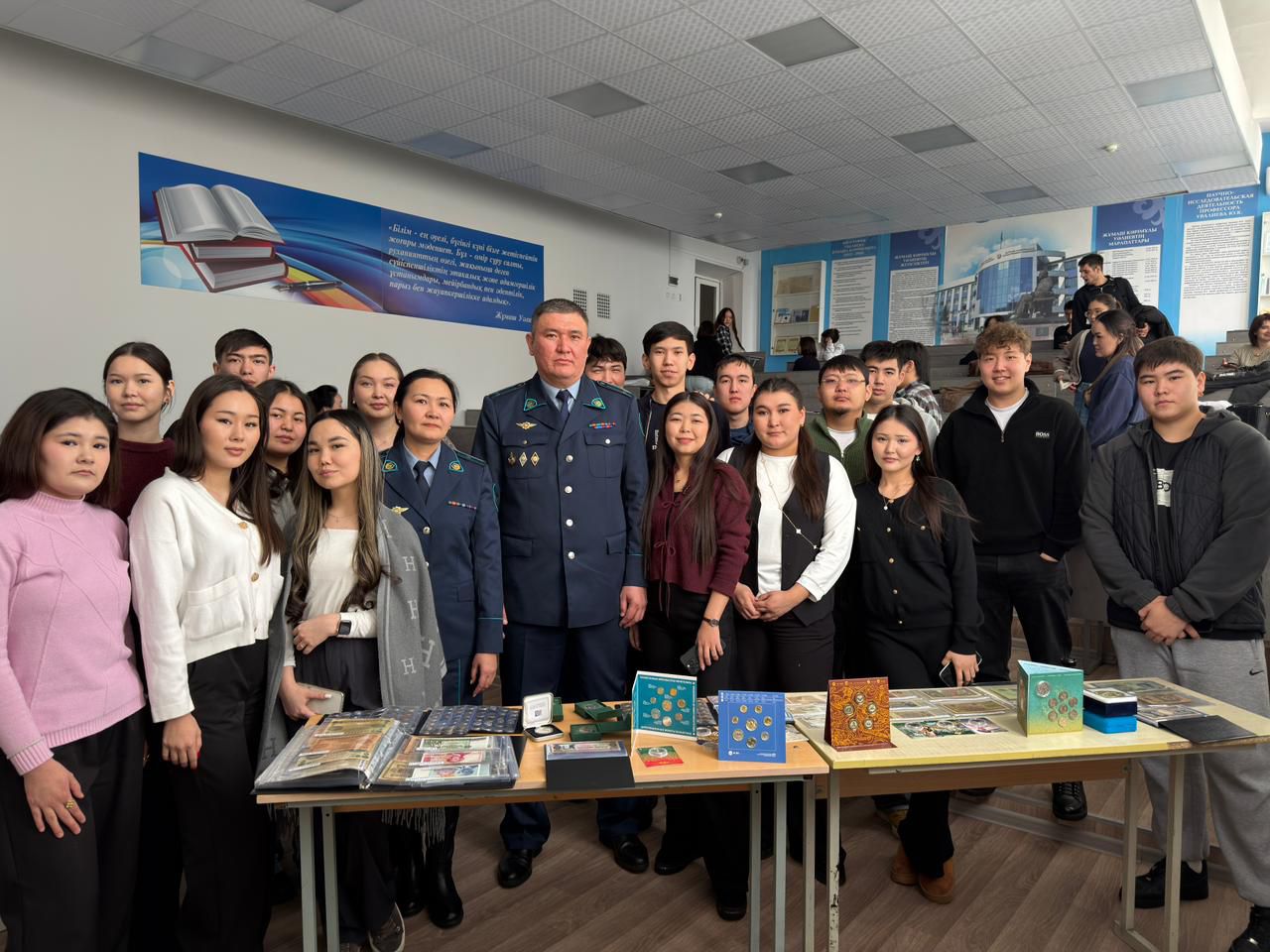 Жалған ақшаны қалай ажыратуға болады: полицей криминалист ШҚУ студенттерін банкноттардың құпиясымен таныстырды