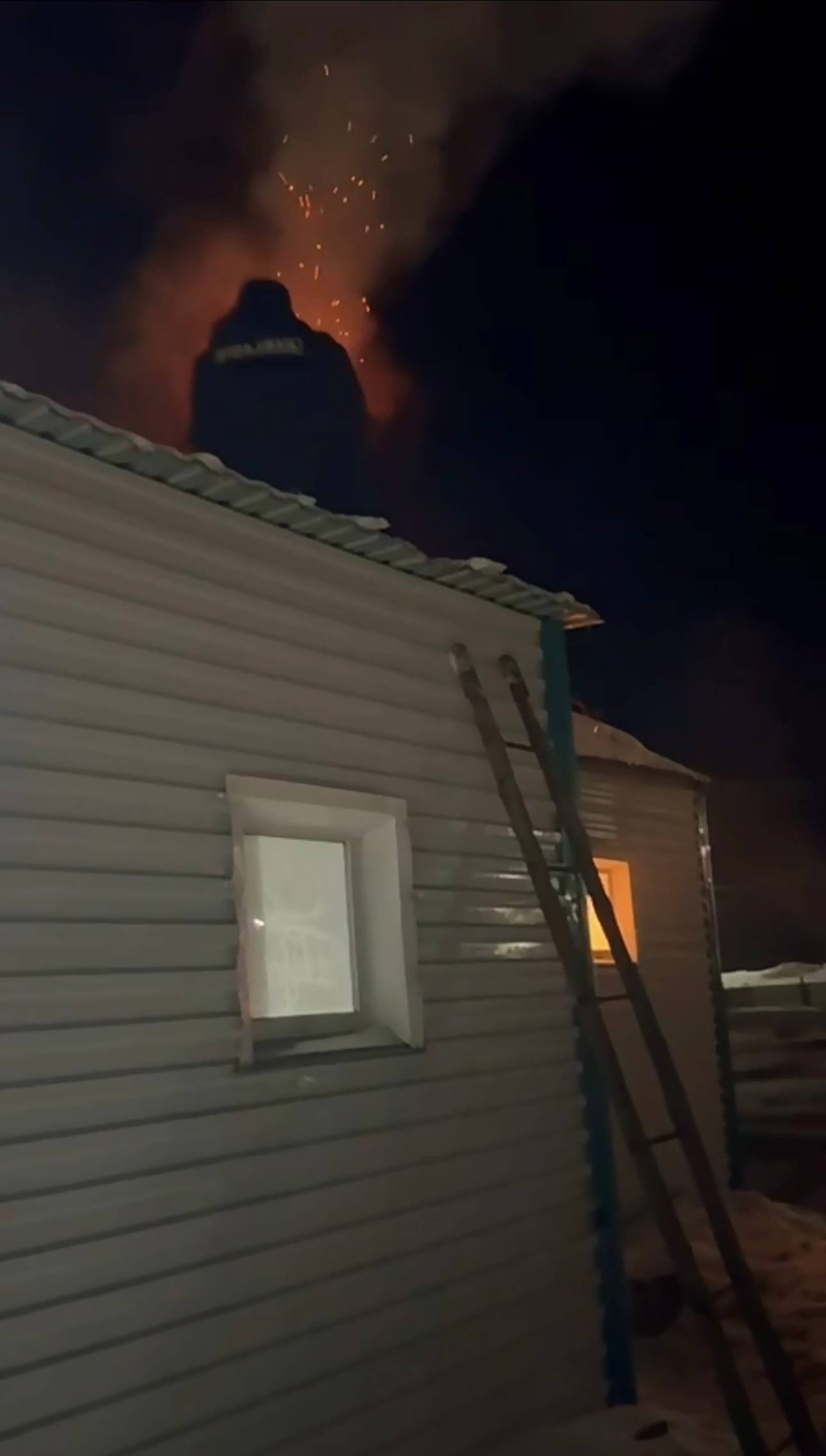 Абай облысында полиция қызметкері тұрғындарды өрттен құтқарды.