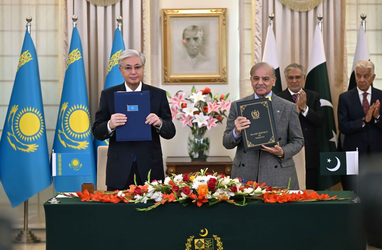 Президент Қасым-Жомарт Тоқаев пен Премьер-министр Шахбаз Шариф Қазақстан Республикасы мен Пәкістан Ислам Республикасы арасында стратегиялық серіктестік орнату туралы бірлескен декларацияға қол қойды