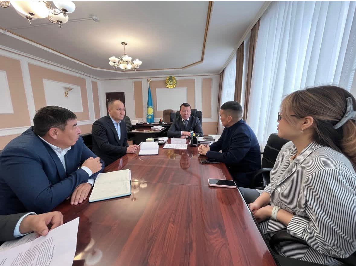 Аудан әкімі Нұрбек Тұрсынқанұлының қабылдауында Сергазинов Болат Рамазанович болды.