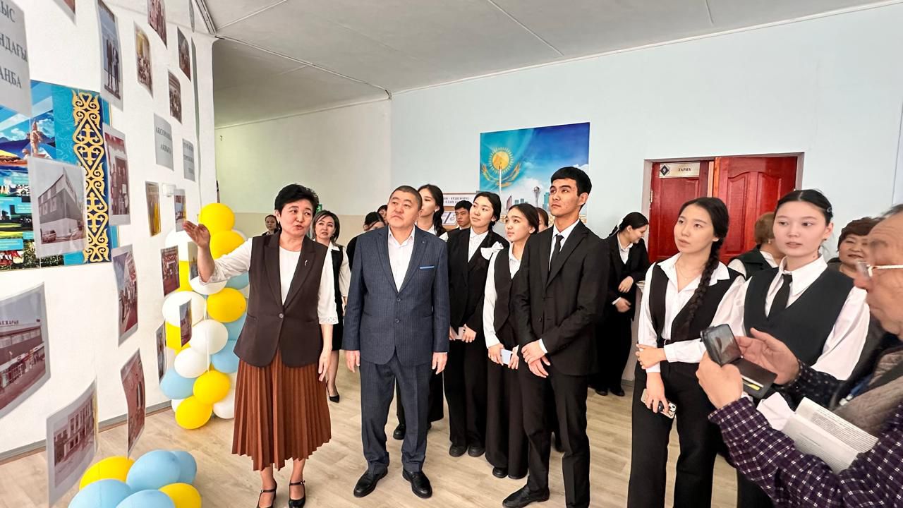 Мектеп оқушылары мен депутат арасындағы тағылымды кездесу