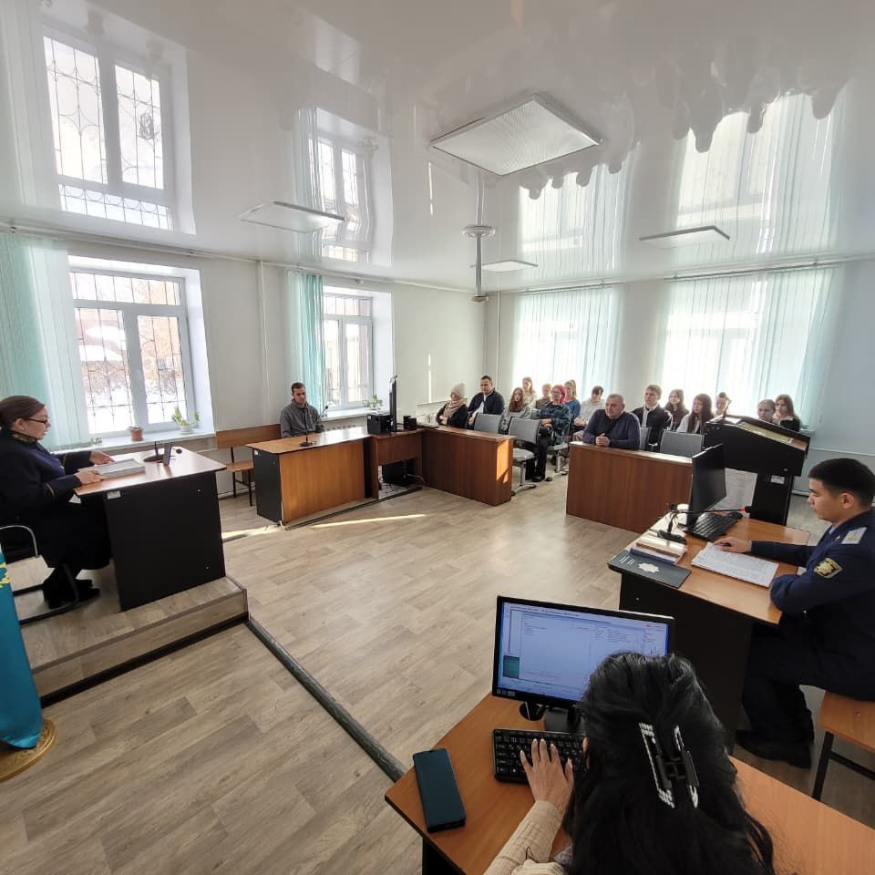 «Заң мен тәртіп» тұжырымдамасын іске асыру және қоғамда заң мен сот алдындағы барша азаматтардың теңдігі туралы түсінікті қалыптастыру мақсатында Алтай ауданы прокуратурасының бастамасымен 2026 жылғы 4 ақпанда Алтай аудандық сотында Алтай жоғары колледжінің студенттері үшін «Әділ сот тәжірибесі» атты көрсетілімдік сот процесі өткізілді.