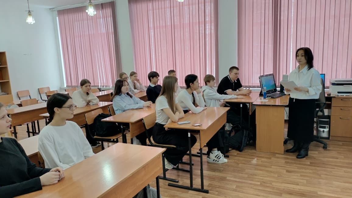 Дүниежүзілік сайлау күнін мерекелеу аясында 2026 жылғы 5 ақпанда Риддер қалалық аумақтық сайлау комиссиясының мүшесі А.И. Умерзакова «Жауапкершілікпен таңдауды үйрену» тақырыбында сынып сағатын өткізді. Кездесу барысында жоғары сынып оқушылары әр дауыстың неліктен маңызды екенін, адал және ашық сайлаудың негізінде не жатқанын, сондай-ақ жастардың ел болашағын қалыптастыруда қандай рөл атқаратынын талқылады. Сабақ ашық диалог және белсенді талқылау форматында өтті, бұл қатысушыларға жаңа білім алуға ғана емес, сонымен қатар азаматтық жауапкершіліктің өзекті мәселелері бойынша өз пікірлерін білдіруге мүмкіндік берді. Мұндай іс-шаралар өскелең ұрпақтың белсенді азаматтық ұстанымын қалыптастыруға ықпал етеді.