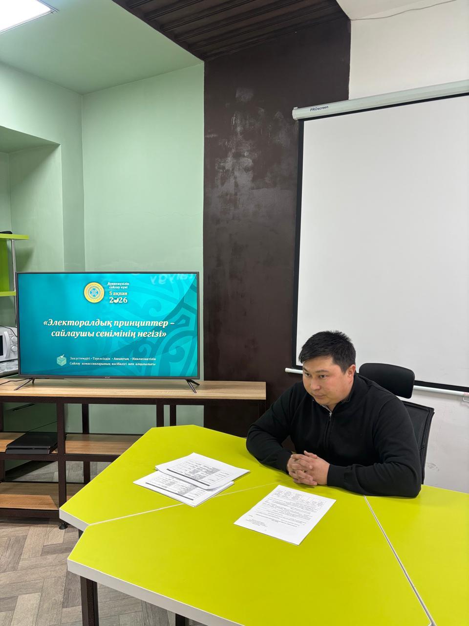 Дүниежүзілік сайлау күнін атап өтуіне байланысты Бұқар жырау аудандық сайлау комиссиясының бюджеттік ұйымдардың қызметкерлерімен кездесу