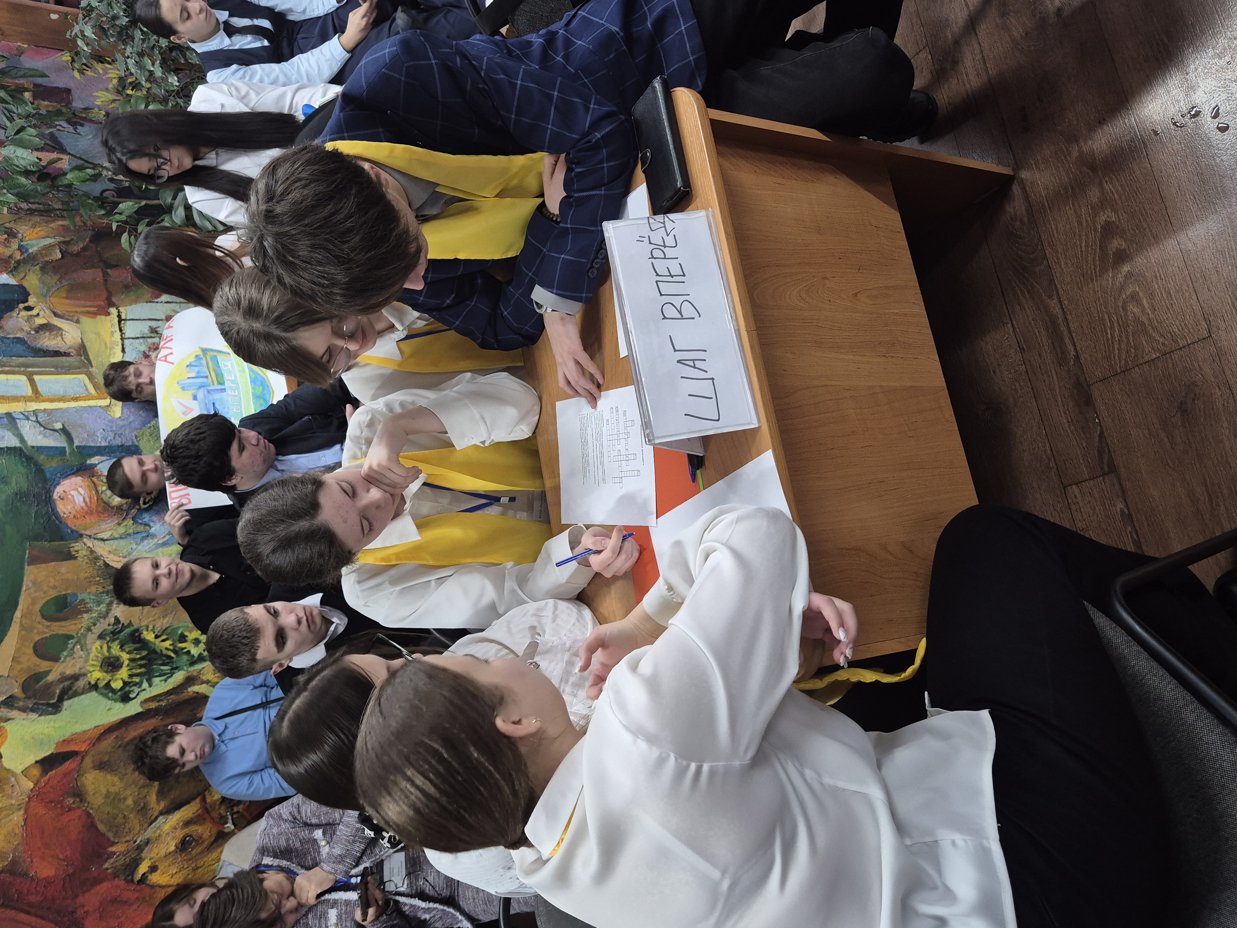 2026 жылғы 5 ақпанда Дүниежүзілік сайлау күніне арналған іс-шаралар жоспары, сондай-ақ Риддер қаласының жас сайлаушылар клубының жұмыс жоспары аясында Риддер қалалық аумақтық сайлау комиссиясының мүшелері «Сайлау құқығы лабиринттерінде» интеллектуалды квиз өткізді. Ойынға 4 команда қатысты, олардың құрамына «Риддер колледжі» КМҚК студенттері және «№1 мектеп-лицей» КММ, «№5 орта мектеп» КММ, «№11 жалпы білім беретін мектеп» КММ жоғары сынып оқушылары кірді. Интеллектуалды жарыс динамикалық және достық атмосферада өтті және бірнеше қызықты турларды қамтыды: интеллектуалды жылыту, сұрақ-жауап «Шындық немесе миф», ребус «Жұмбақтар лабиринті», «Афоризмдер» байқауы, «Селективті интеллект» кроссворды. Балалар сайлау құқығы негіздерін, логикалық ойлауды, эрудицияны және командада жұмыс істей білуді жақсы білетіндіктерін көрсетті. Әр тур қызу қызығушылық тудырды, ал пікірталастар мен даулар ойынның қызығын арттырды. Мұндай іс-шаралар жастардың құқықтық білімін кеңейтіп қана қоймай, болашақ сайлаушылардың азаматтық белсенділігін арттыра отырып, сайлауға қатысуға жауапкершілікті қалыптастырады