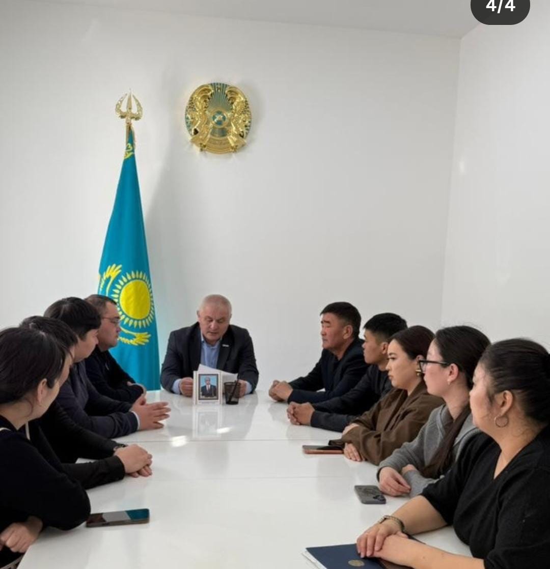 Ақтоғай ауданында Қоғамдық кеңестің кезекті отырысы өтті. Жиынның күн тәртібіндегі мәселе Қазақстан Республикасының Конституциясының жаңа редакциясының жобасын талқылау және сараптамалық баға беру болды. Отырыс барысында кеңес мүшелері реформаның институциялық маңызына тоқталды. Қоғам белсенділері жаңа жобадағы "Халық кеңесі" мен "Құрылтай" институттарының енгізілуін жоғары бағалады. Бұл қадам мемлкеттік шешімдер қабылдау үдерісіне қоғамның тікелей қатысуын қамтамасыз етіп, билік пен халық арасындағы кері байланысты нығайтады. Кеңес төрағасы мен мүшелері Конституция мәтінін 84 % жаңартылғанын, бұл посткеңестік басқару моделінен заманауи демократиялық мемлекет құрылымына өтудің айқын нышаны екенін атап өтті. Жиын соңында Қоғамдық кеңес тарапынан реформаны қолдау және халық арасында ақпараттық жұмыстарды күшейту туралы шешім қабылданды.