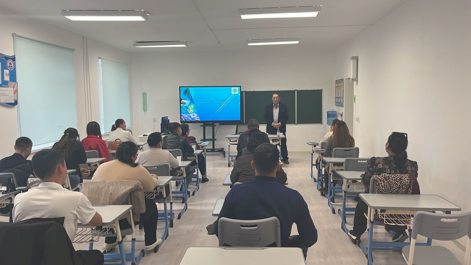 Дүниежүзілік сайлау күніне орай Түпқараған аудандық сайлау комиссиясының төрағасы Д.Меңдіханов Форт-Шевченко мектеп лицейінде округтік және учаскелік сайлау комиссияларының қатысуымен «Сайлау процесіндегі мәселелер» тақырыбында кейістік талдау сабағы өтті.