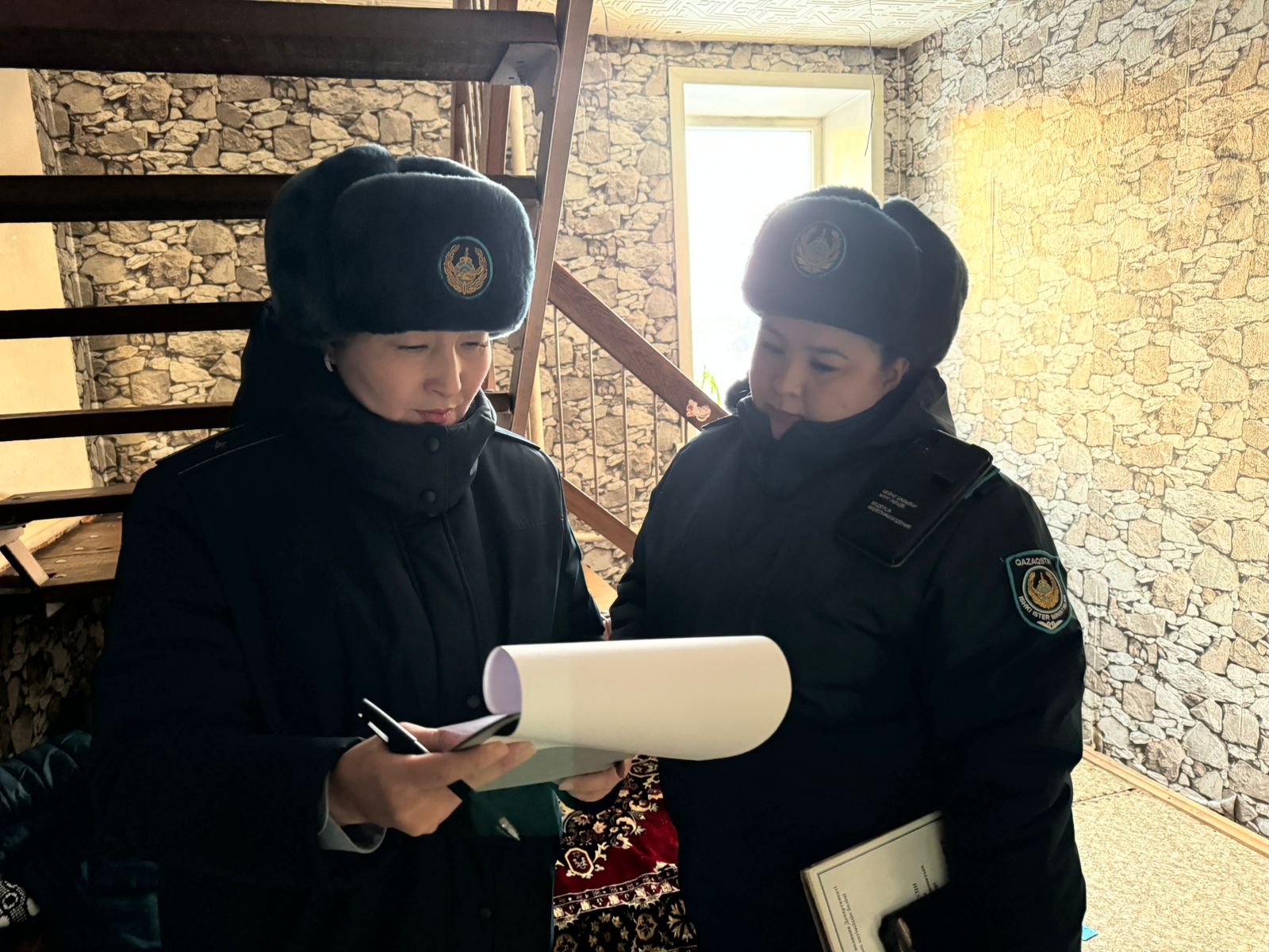 «Жалғызбасты ана балаларымен қысты саяжайда өткізіп жатыр» — Петропавлда полицейлер әлеуметтік желідегі алаңдатқан хабарламаны тексерді