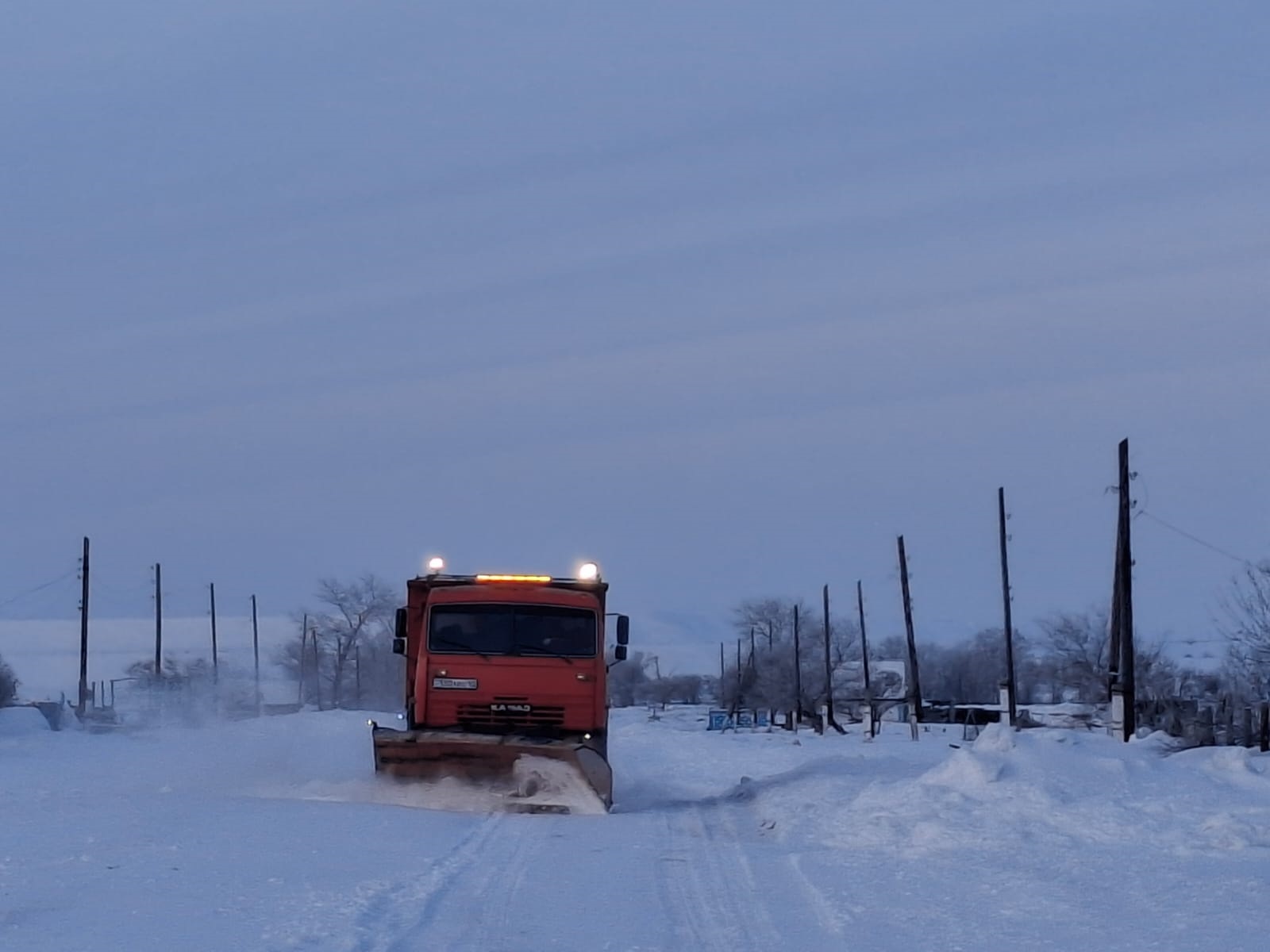 Жданов ауылдық округінде ішкі жолдарды қардан тазарту жұмыстары қарқынды жүргізілуде.
