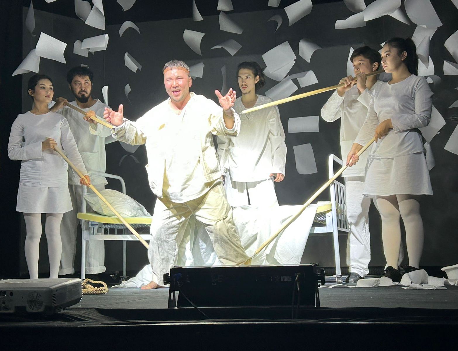 Классикаға заманауи көзқарас: «Записки сумасшедшего» спектаклінің премьерасы